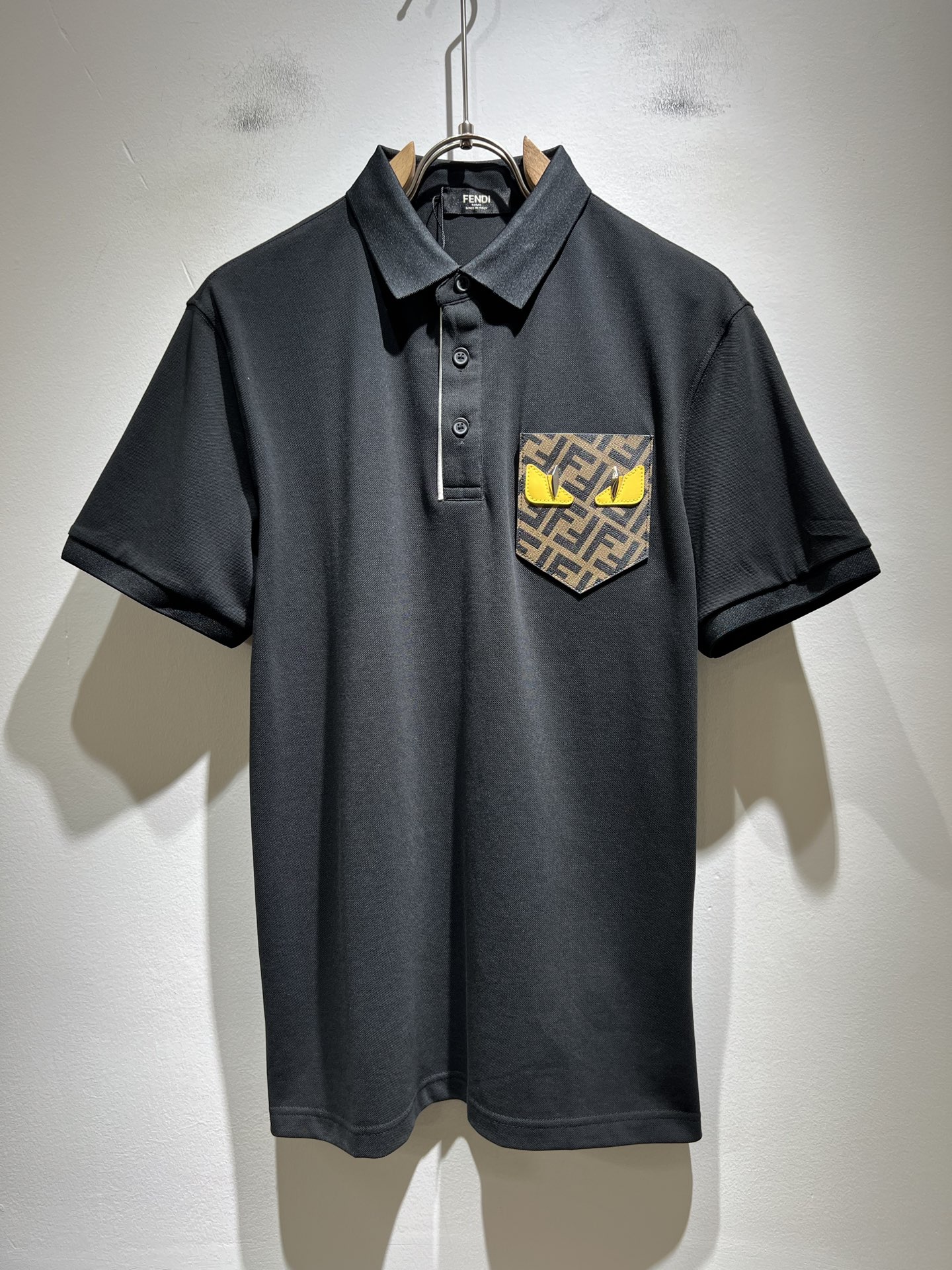 FEN 芬*迪2025春夏新款短袖Polo衫！净版百搭不限制年龄，胸前logo图案压胶工艺设计！无论你是