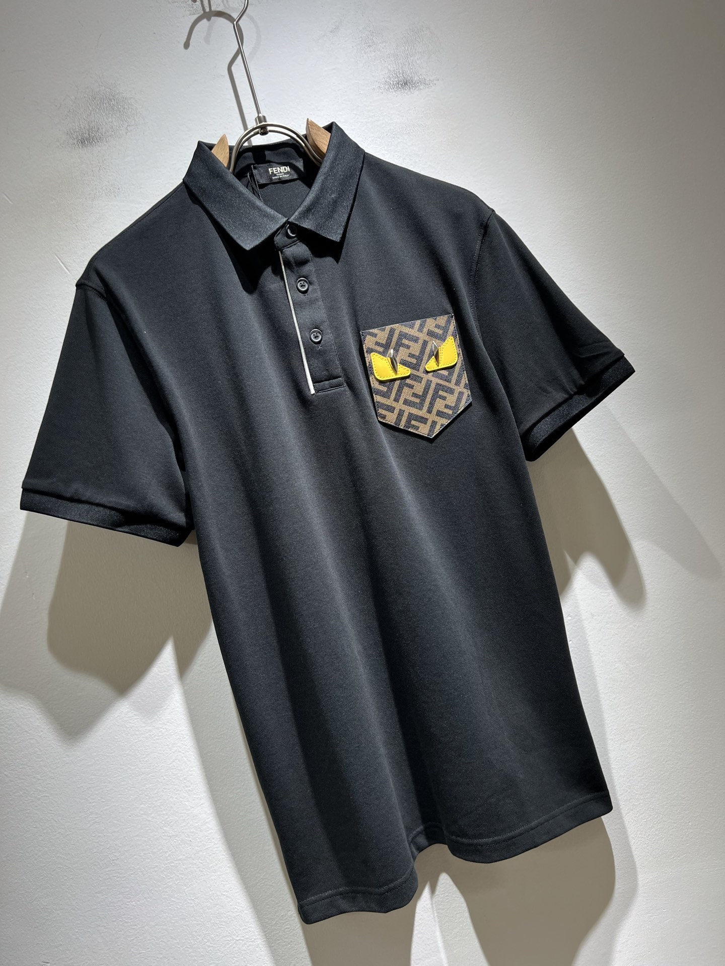 FEN 芬*迪2025春夏新款短袖Polo衫！净版百搭不限制年龄，胸前logo图案压胶工艺设计！无论你是