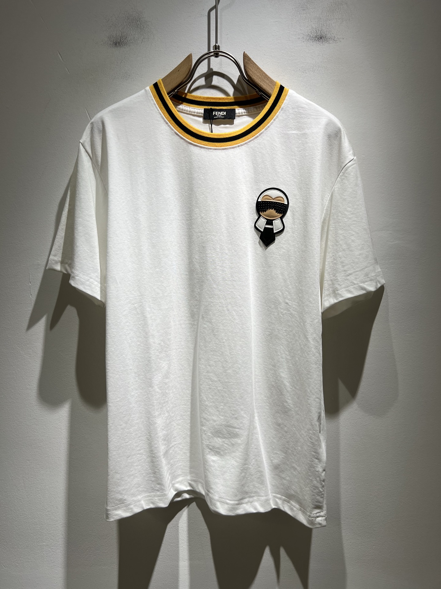 NO:514091,FEN*I FEN*Di's new spring and summer 2025 FD family FF men and women short-sleeved T-shirt, versatile and minimalist short-sleeved shirts for men and women. Original Italian orders, popular FD family items, simple and pure colors. The FD family's enduring iconic products, high-quality products with full representation and full specifications, and high-quality products that all FD fans are worth buying!  Pure Yidian channel orders, high-end and popular products from the FD family, very popular items at the moment, and iconic logo leather pattern modification!  High-end goods worth keeping and giving away to others!  It is trendy and beautiful, with a full sense of trendy atmosphere, and has a very high level and specifications. It uses a very classic black and white color combination, giving people a strong visual impact and has a very high recognition. It is top-quality exclusive pure cotton fabric, created with a soft, delicate and comfortable touch, and has a very high-end and classy appearance!  Perfectly interprets the charm of the brand and leaves a deep impression. It is more fashionable and charming. It has simple, elegant and fashionable upper body, and is even more stressful for outfits!  The inner wear alone is very delicious and beautiful scenery that cannot be ignored!  Size M-3XL, fendi,dior,T-shirt,tees,t-shirt,alexander wang19860909FEN*I 芬*迪2025春夏新款FD家族FF男女同款短袖T恤,男女同款百搭极简短袖.意大利原厂订单,FD家族人气单品,简约纯色系打造.FD家族经久不衰的标志性臻品,代表性十足,规格感十足的精品,所有FD粉丝都值得抢购的精品！纯正意代渠道订单,FD家族的高奢人气爆款产物,当下十分火爆的单品,标志性logo皮革图案修饰！值得自留和送人的高端货！新潮又好看,潮流气息感十足,档次规格感极高,并且采用十分经典的的黑白双色搭配,给人的视觉冲击感相当强烈,有着极高的辨识度,顶级专属纯棉面料,打造,触感柔软细腻舒适,品相相当高级有档次！完美诠释品牌魅力,给人留下深刻印象.更具时尚与韵味,上身简约大方时尚,对于穿搭更是毫无压力！单穿内搭都极有味道,不可忽视的靓丽风景线！ 尺码M-3XL,,fendi,dior,T-shirt,tees，t-shirt,alexander wang,Men's clothing