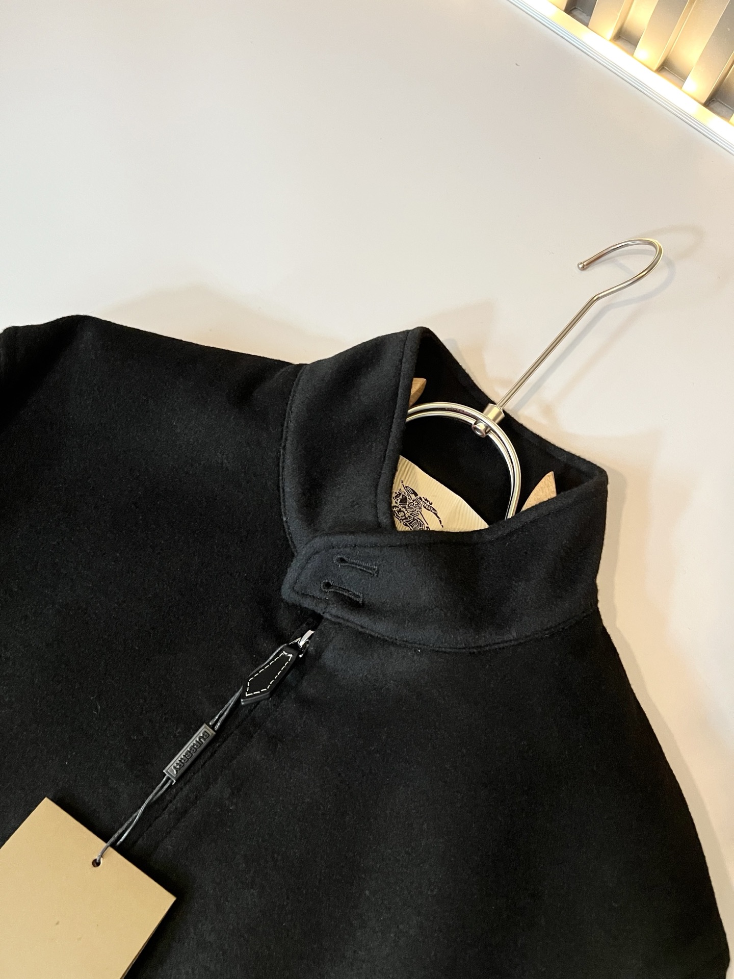 BURBER*Y巴*莉2025秋冬新品夹克外套重磅来袭，定制羊毛呢子面料制作而成，高端户外运动休闲系列，