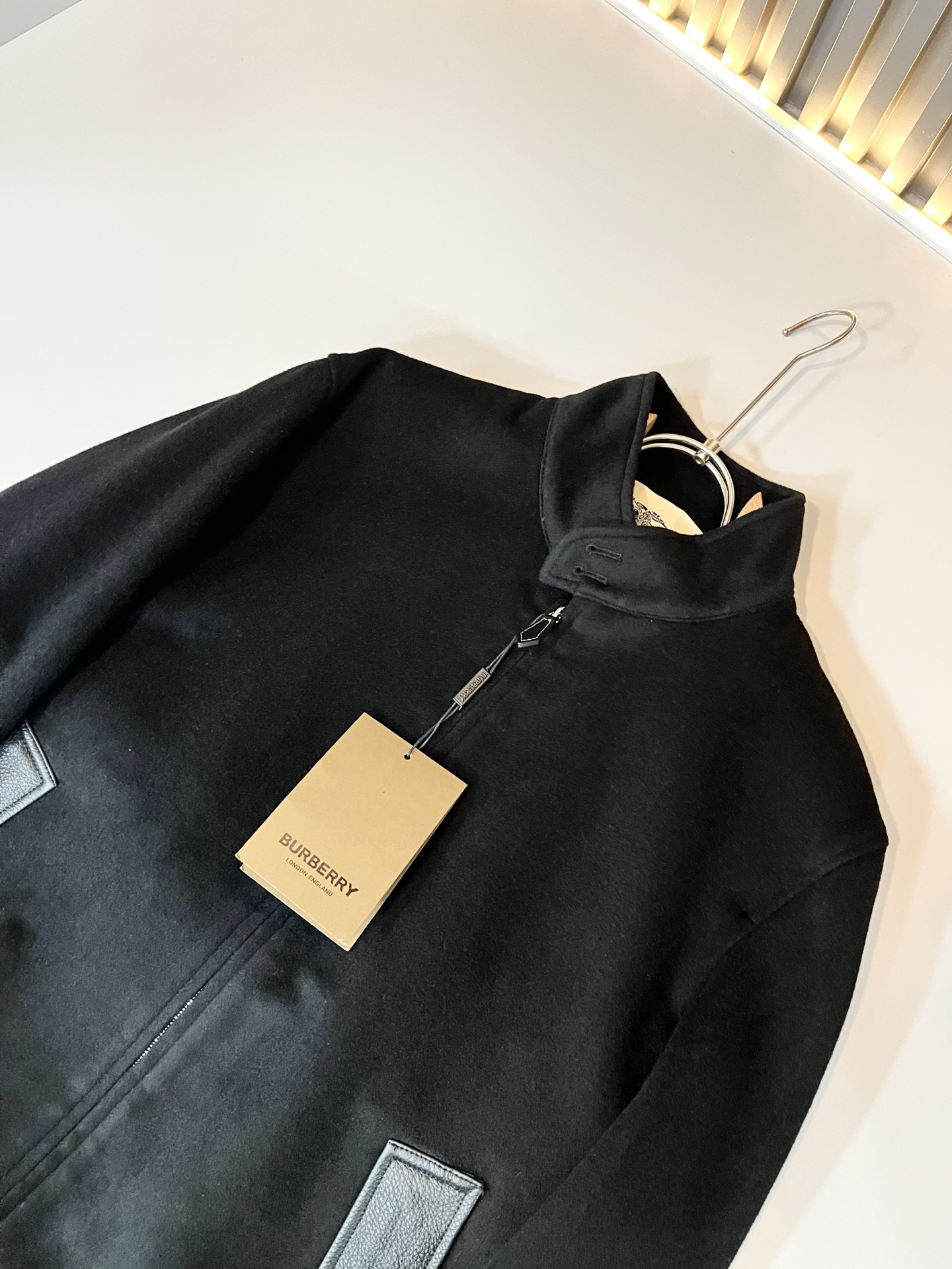 BURBER*Y巴*莉2025秋冬新品夹克外套重磅来袭，定制羊毛呢子面料制作而成，高端户外运动休闲系列，