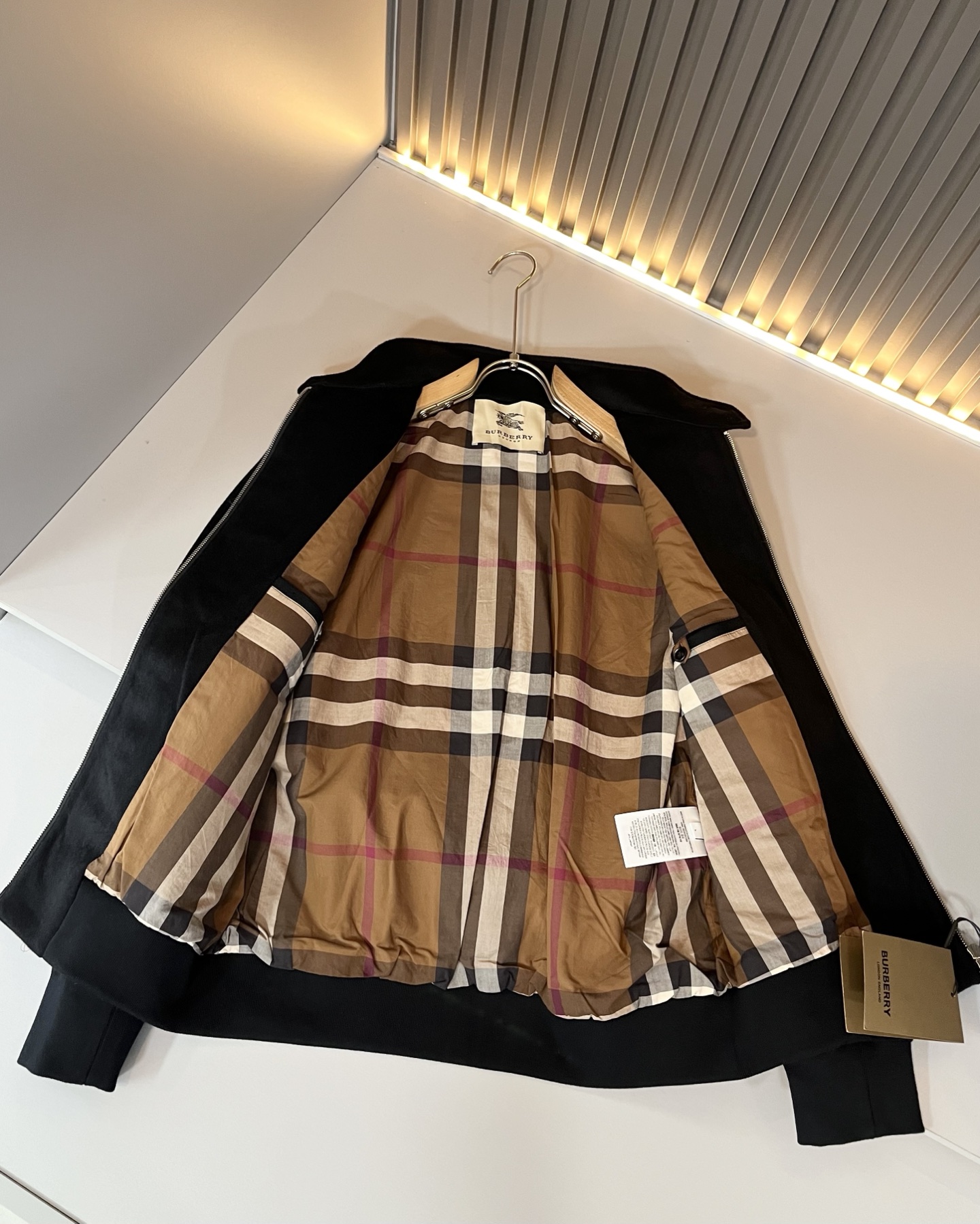 BURBER*Y巴*莉2025秋冬新品夹克外套重磅来袭，定制羊毛呢子面料制作而成，高端户外运动休闲系列，