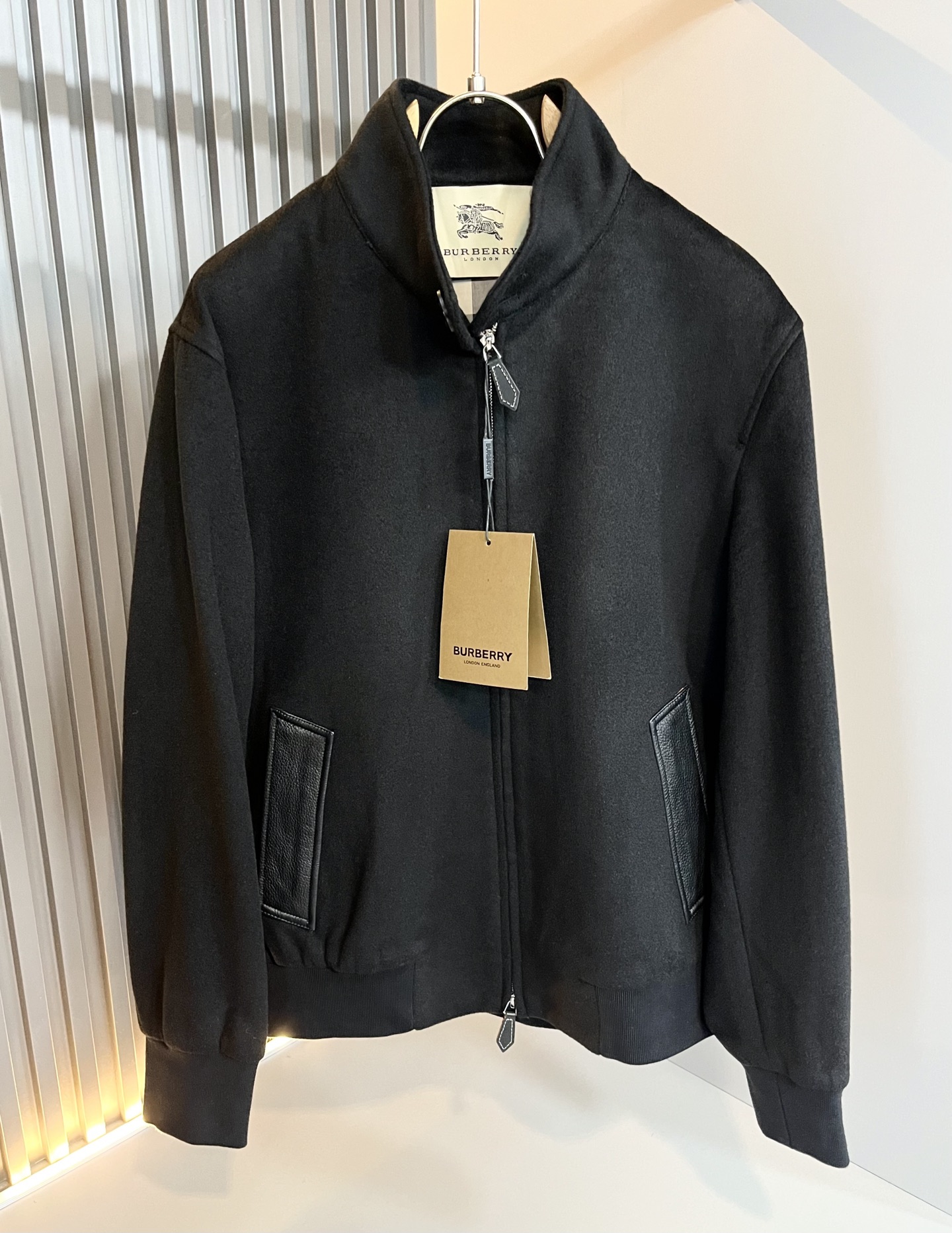BURBER*Y巴*莉2025秋冬新品夹克外套重磅来袭，定制羊毛呢子面料制作而成，高端户外运动休闲系列，