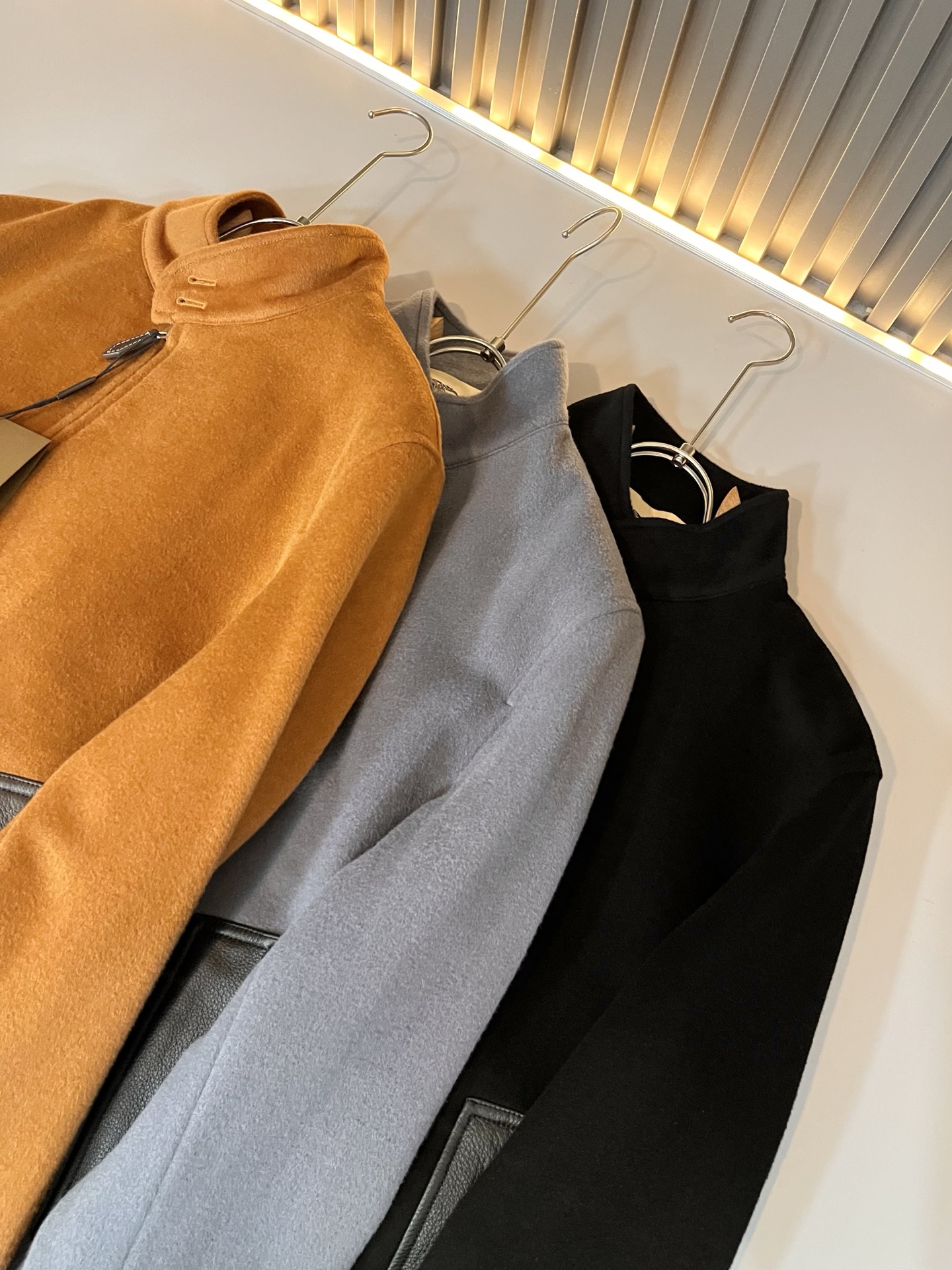 BURBER*Y巴*莉2025秋冬新品夹克外套重磅来袭，定制羊毛呢子面料制作而成，高端户外运动休闲系列，