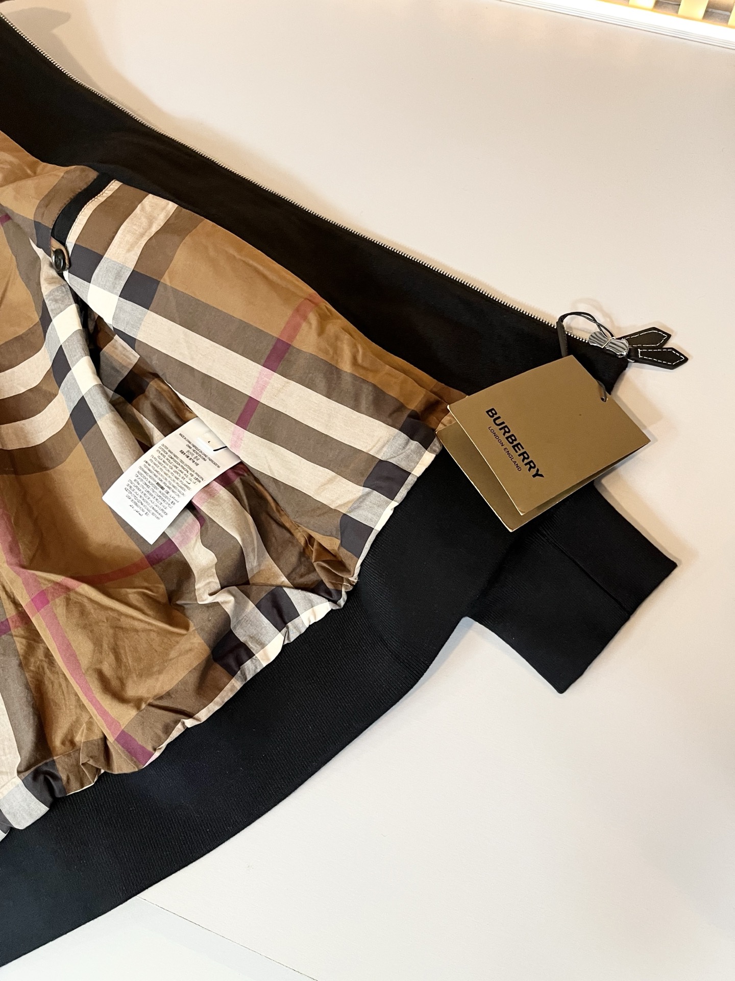 BURBER*Y巴*莉2025秋冬新品夹克外套重磅来袭，定制羊毛呢子面料制作而成，高端户外运动休闲系列，