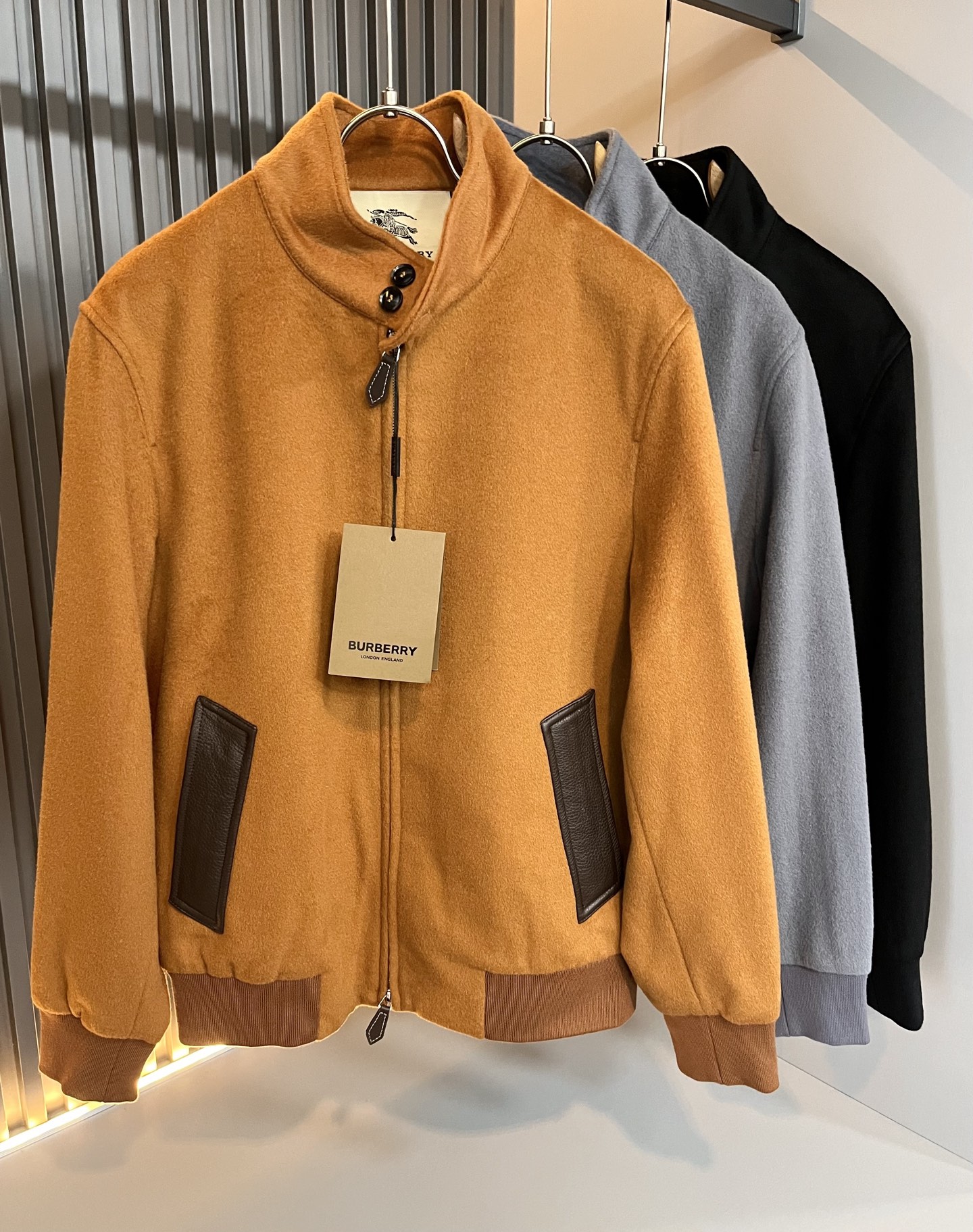 NO:519685,BURBER*Y BAR*Li’s new autumn and winter jacket is coming in 2025, made of customized wool wool fabric, high-end outdoor sports and leisure series, very popular sports trend!  The latest special material developed by BUR, memory fabric, also called memory cloth, refers to fabrics with morphological memory functions, which instantly kills all versions on the market. It can only be said that it is not a level at all. Whether it is material, detail restoration and craftsmanship, you are not afraid of any challenges. Just to contribute wonderful products to everyone, as always, and consistently. A style that implements the core concept of BUR closely ties the plaid and fashion, always maintains perfection, a simple but not simple design style perfectly meets the outfit you need in daily life. Size: M-3XL, burberry, jackets & coats, jackets & coats, alexander wang19860909BURBER*Y巴*莉2025秋冬新品夹克外套重磅来袭,定制羊毛呢子面料制作而成,高端户外运动休闲系列,非常火热运动风潮！BUR最新研发的特殊材质,记忆面料也叫记忆布,是指具有形态记忆功能的面料,秒杀市面上一切版本,只能说根本就不是一个级别的存在,不管是材质还是细节还原度以及工艺制作方面,不惧任何挑战,只为给大家奉献绝妙产物一如既往,始终如一,贯彻了BUR核心理念的一个款式将格纹与时尚紧紧的捆绑在一起,时刻保持完美,简约而不简单的的设计风格,完美的满足了你日常所需要的穿搭.尺码:M-3XL,,burberry,jackets & coats,jackets & coats,alexander wang,Men's clothing