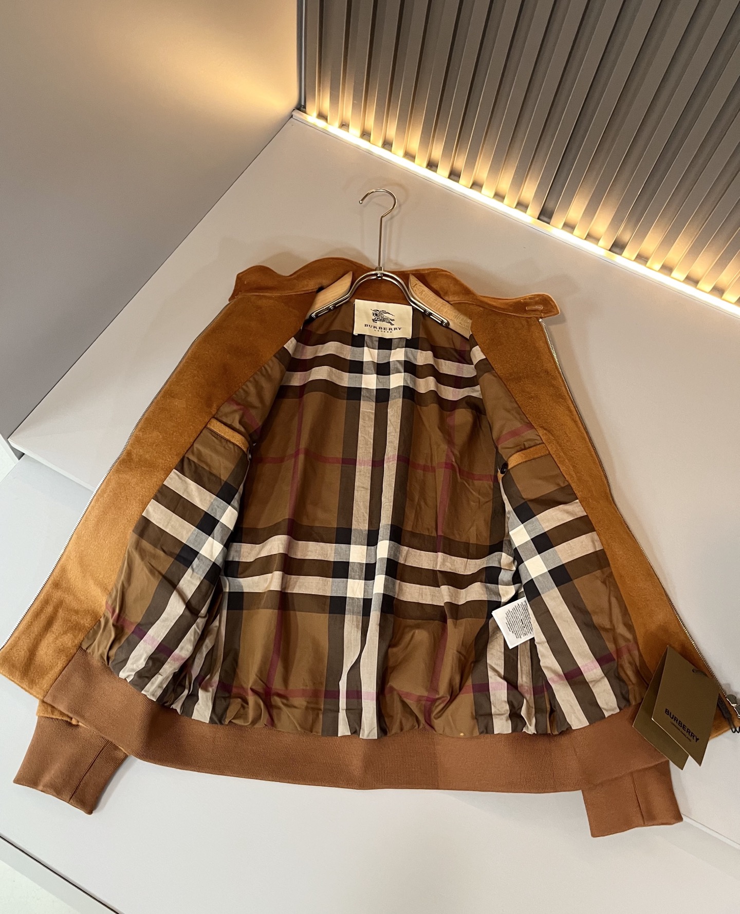 BURBER*Y巴*莉2025秋冬新品夹克外套重磅来袭，定制羊毛呢子面料制作而成，高端户外运动休闲系列，