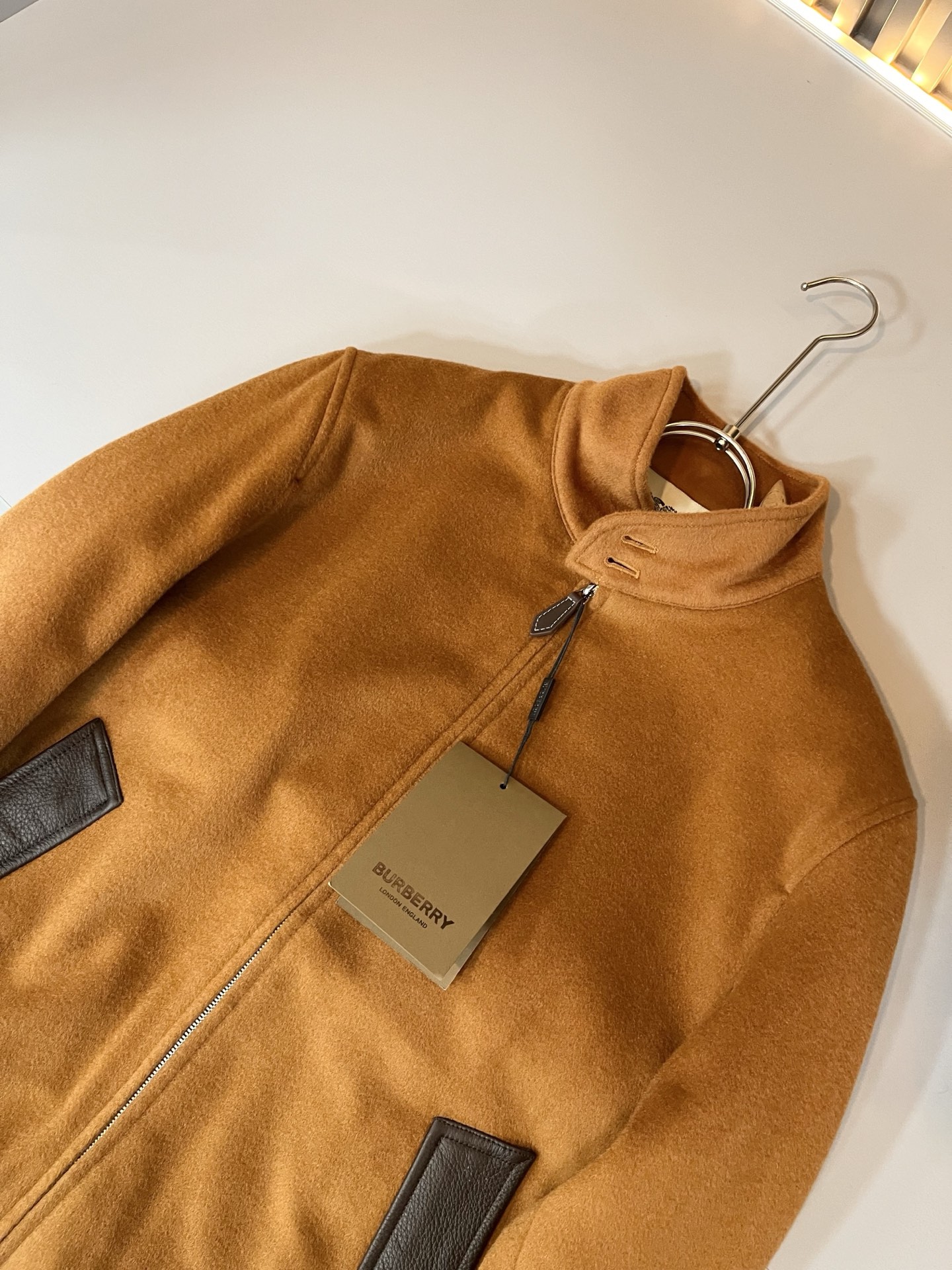 BURBER*Y巴*莉2025秋冬新品夹克外套重磅来袭，定制羊毛呢子面料制作而成，高端户外运动休闲系列，