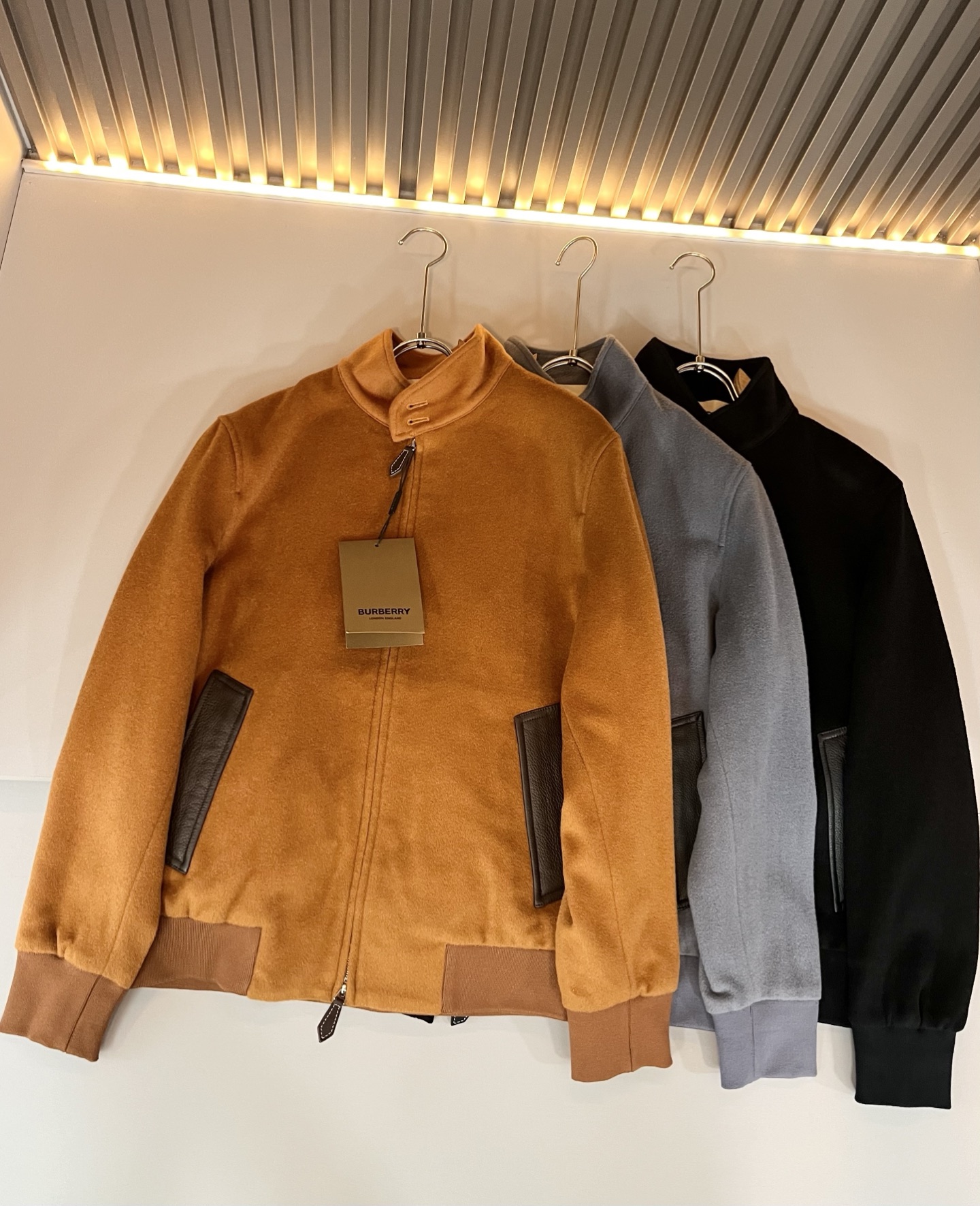 BURBER*Y巴*莉2025秋冬新品夹克外套重磅来袭，定制羊毛呢子面料制作而成，高端户外运动休闲系列，