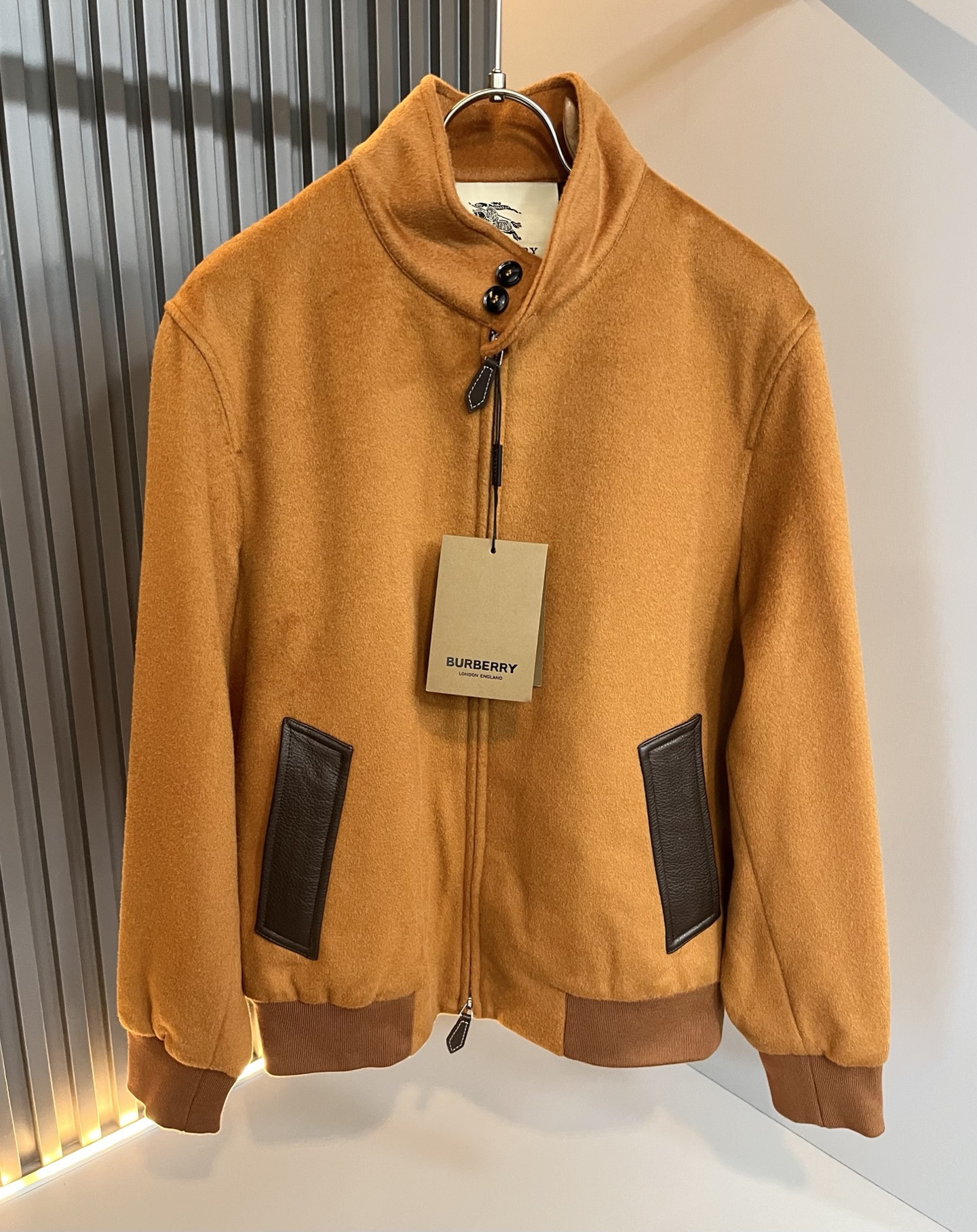 BURBER*Y巴*莉2025秋冬新品夹克外套重磅来袭，定制羊毛呢子面料制作而成，高端户外运动休闲系列，