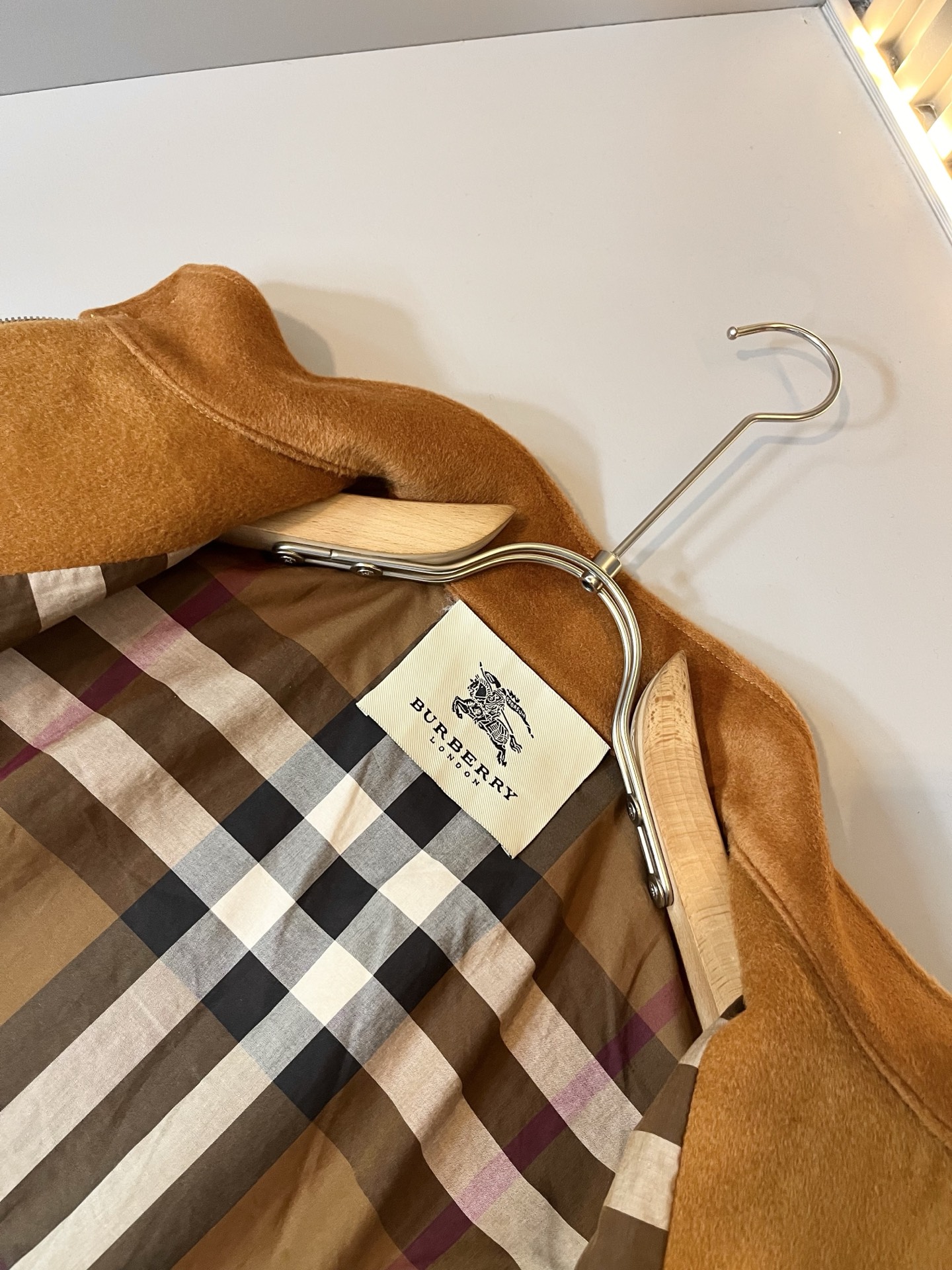 BURBER*Y巴*莉2025秋冬新品夹克外套重磅来袭，定制羊毛呢子面料制作而成，高端户外运动休闲系列，