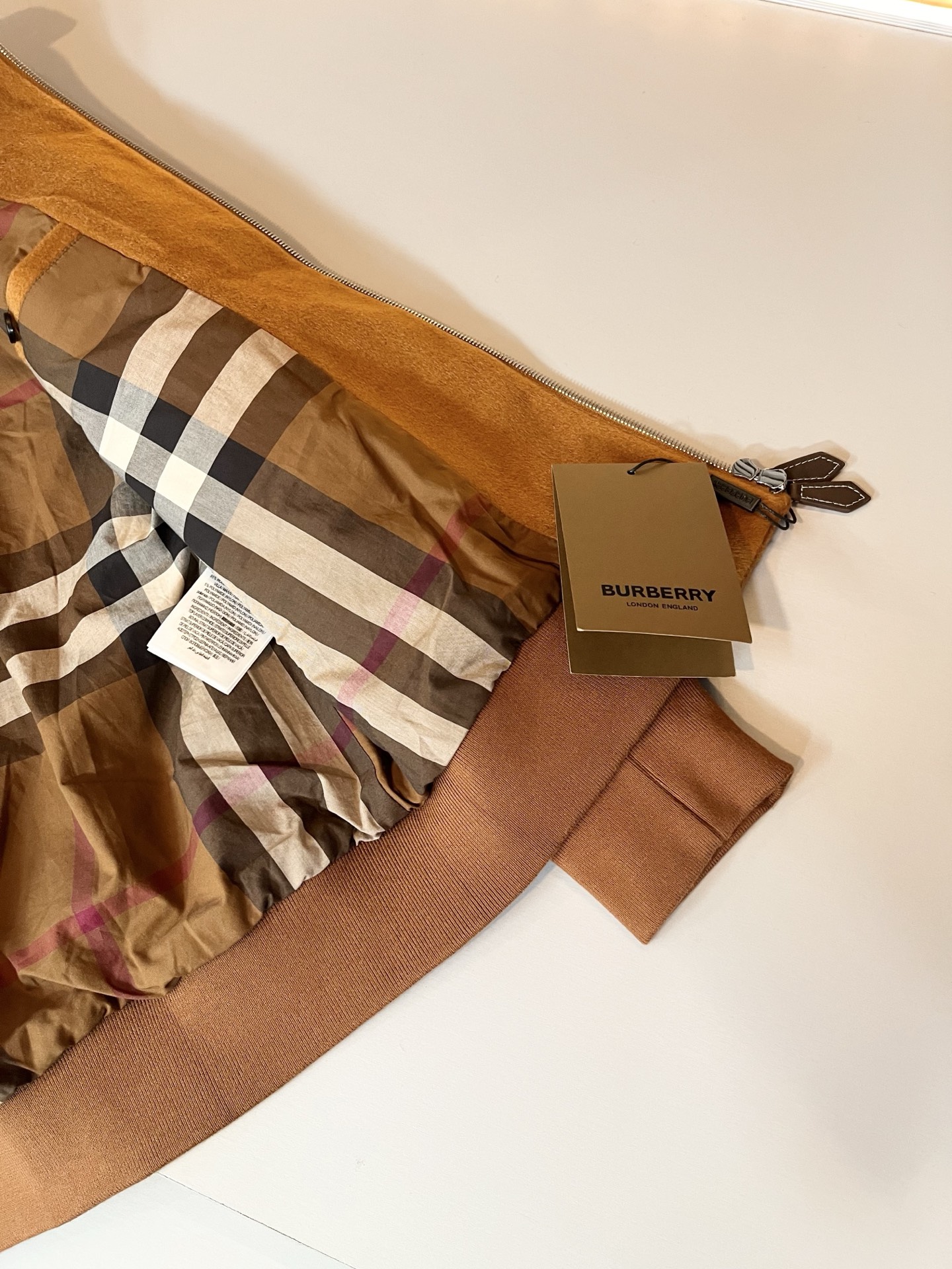 BURBER*Y巴*莉2025秋冬新品夹克外套重磅来袭，定制羊毛呢子面料制作而成，高端户外运动休闲系列，