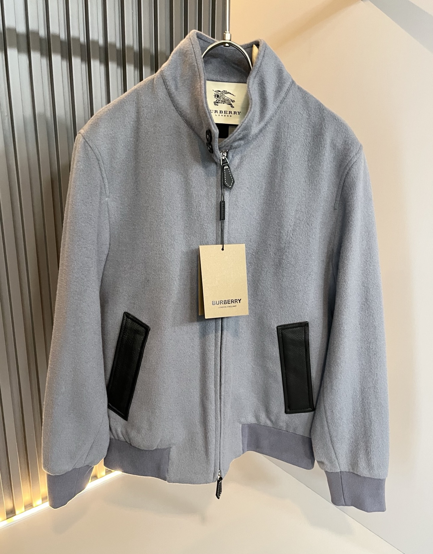 BURBER*Y巴*莉2025秋冬新品夹克外套重磅来袭，定制羊毛呢子面料制作而成，高端户外运动休闲系列，