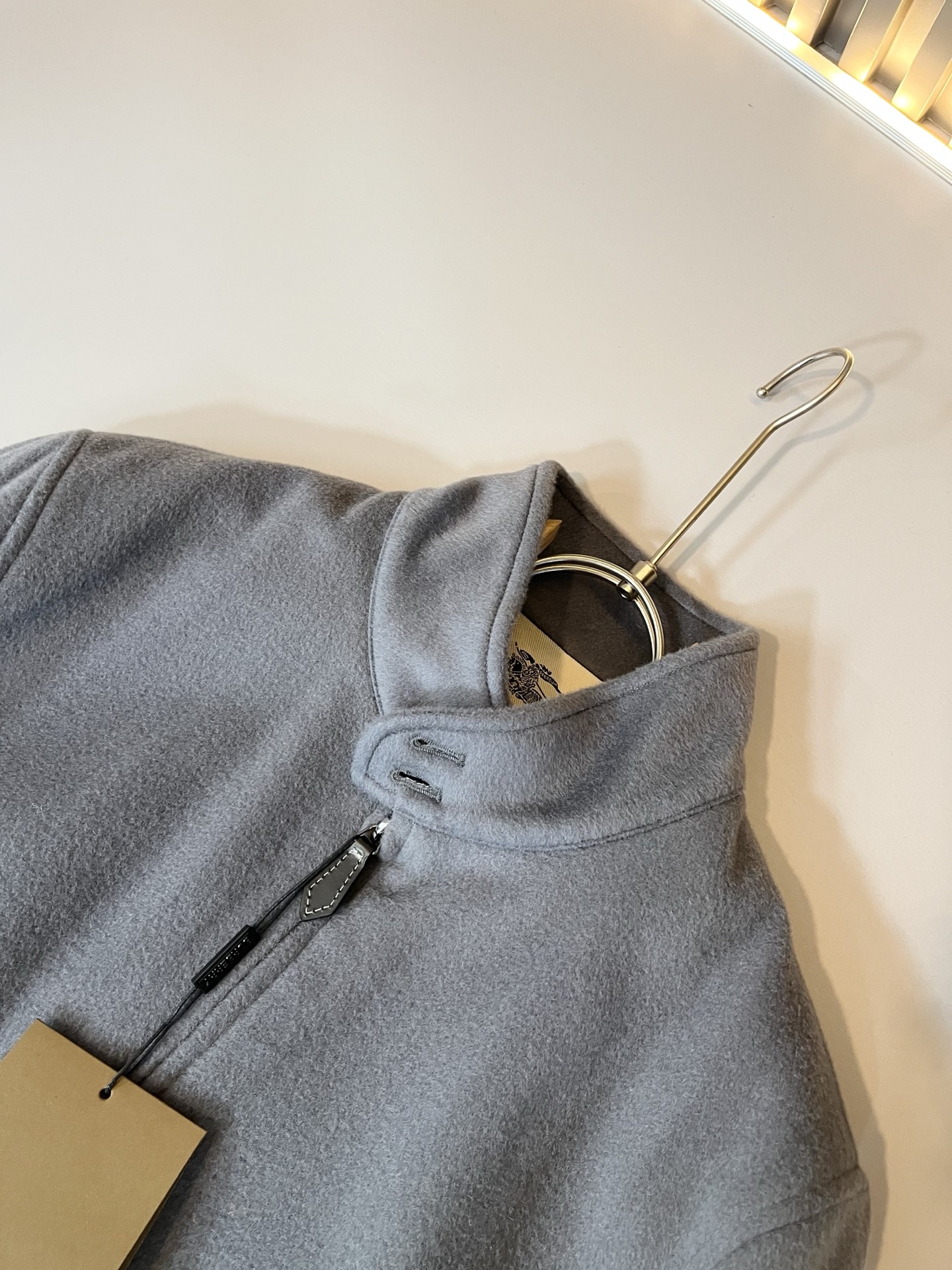 BURBER*Y巴*莉2025秋冬新品夹克外套重磅来袭，定制羊毛呢子面料制作而成，高端户外运动休闲系列，