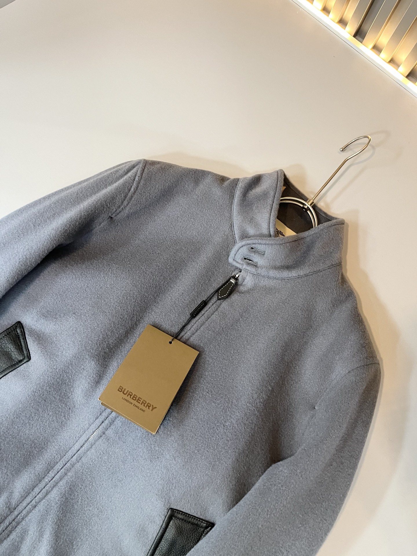 BURBER*Y巴*莉2025秋冬新品夹克外套重磅来袭，定制羊毛呢子面料制作而成，高端户外运动休闲系列，