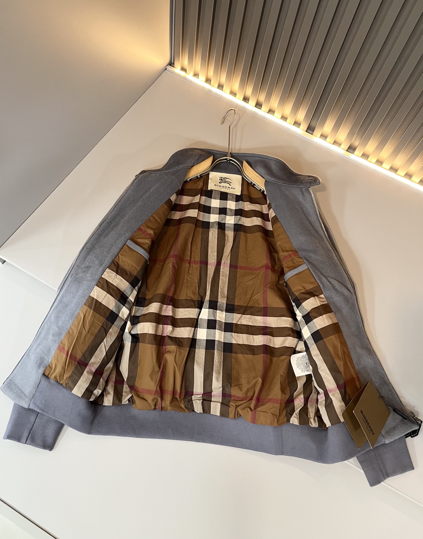 BURBER*Y巴*莉2025秋冬新品夹克外套重磅来袭，定制羊毛呢子面料制作而成，高端户外运动休闲系列，