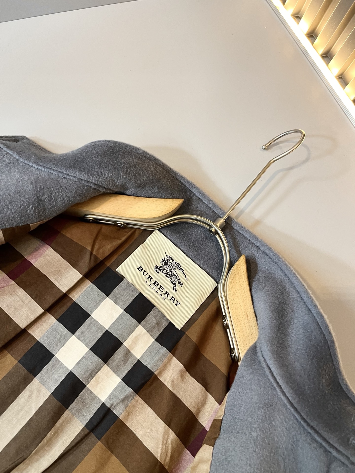 BURBER*Y巴*莉2025秋冬新品夹克外套重磅来袭，定制羊毛呢子面料制作而成，高端户外运动休闲系列，