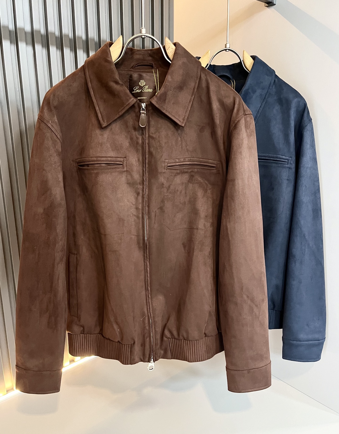 NO:519683,Loro Piana Nuoyou Pianya 2025 autumn and winter new men's casual jacket, foreign trade company order!  Customer-supplied imitation deer velvet material, one of the classic proprietary fabrics!  The texture is light, soft and delicate, but the shape is straight and stylish!  It adopts a multi-layer structure and has windproof performance. The pockets are decorated with details and are extremely luxurious... Perfectly interpreting high-quality quality. Customized original hardware is available for customers!  Size M-3XL, loro piana, jackets & coats, jackets & coats, alexander wang19860909Loro Piana诺悠翩雅 2025秋冬新品男士休闲夹克外套,外贸公司订单！客供仿鹿绒材质,经典的专有织物之一！ 质地轻盈、触感又柔软细腻、但型态又笔挺有型！ 采用多层结构、具备防风性能. 口袋饰有细节、奢华极致… 完美演绎高品质品相.客供定制原版五金！尺码M-3XL,,loro piana,jackets & coats,jackets & coats,alexander wang,Men's clothing