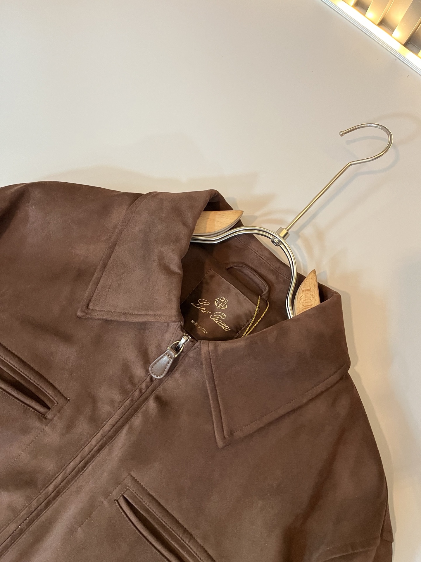 Loro Piana诺悠翩雅 2025秋冬新品男士休闲夹克外套，外贸公司订单！客供仿鹿绒材质，经典的专有