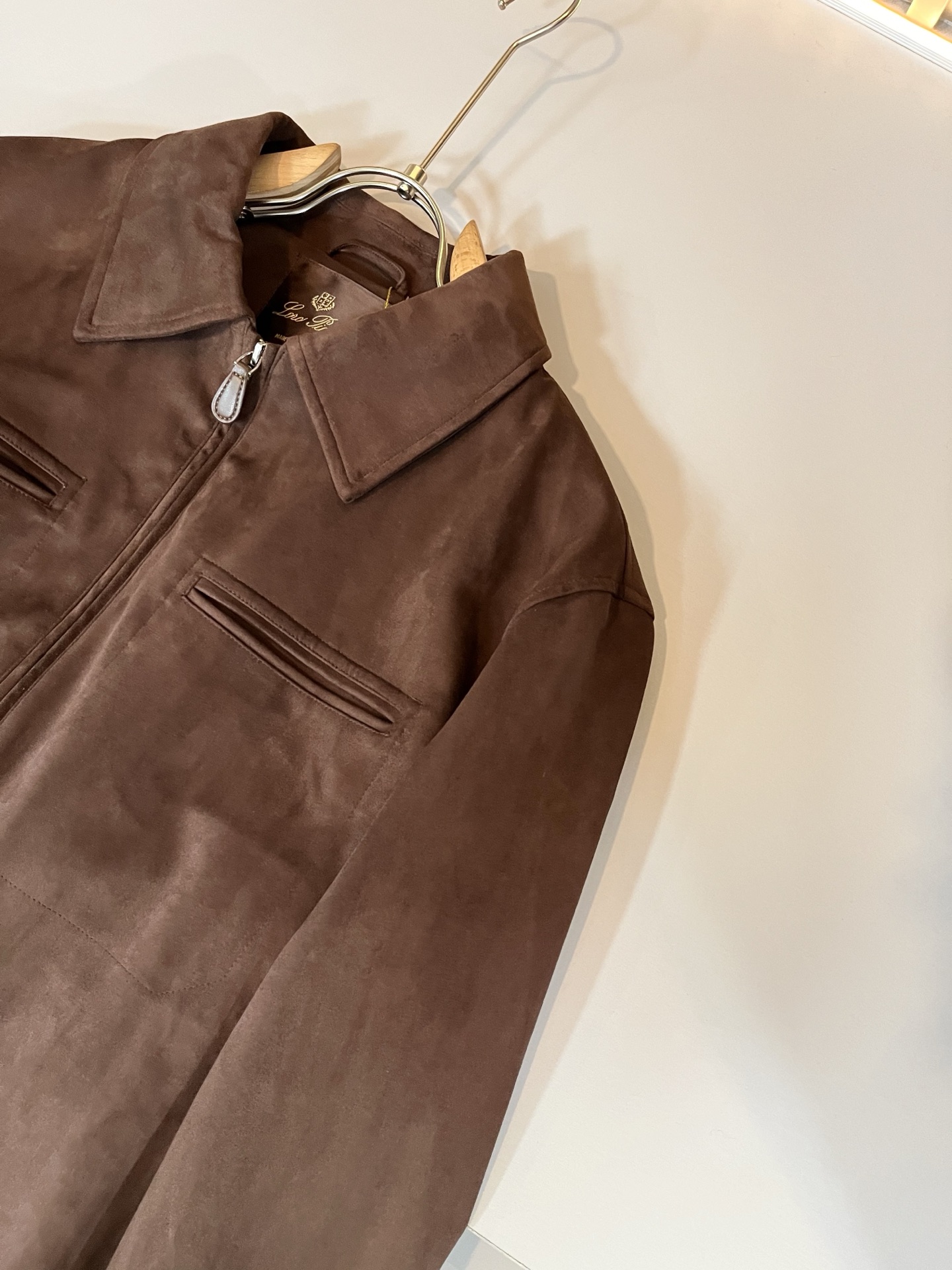 Loro Piana诺悠翩雅 2025秋冬新品男士休闲夹克外套，外贸公司订单！客供仿鹿绒材质，经典的专有