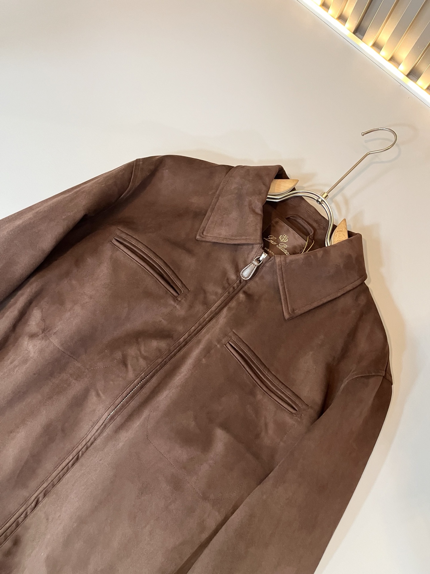 Loro Piana诺悠翩雅 2025秋冬新品男士休闲夹克外套，外贸公司订单！客供仿鹿绒材质，经典的专有