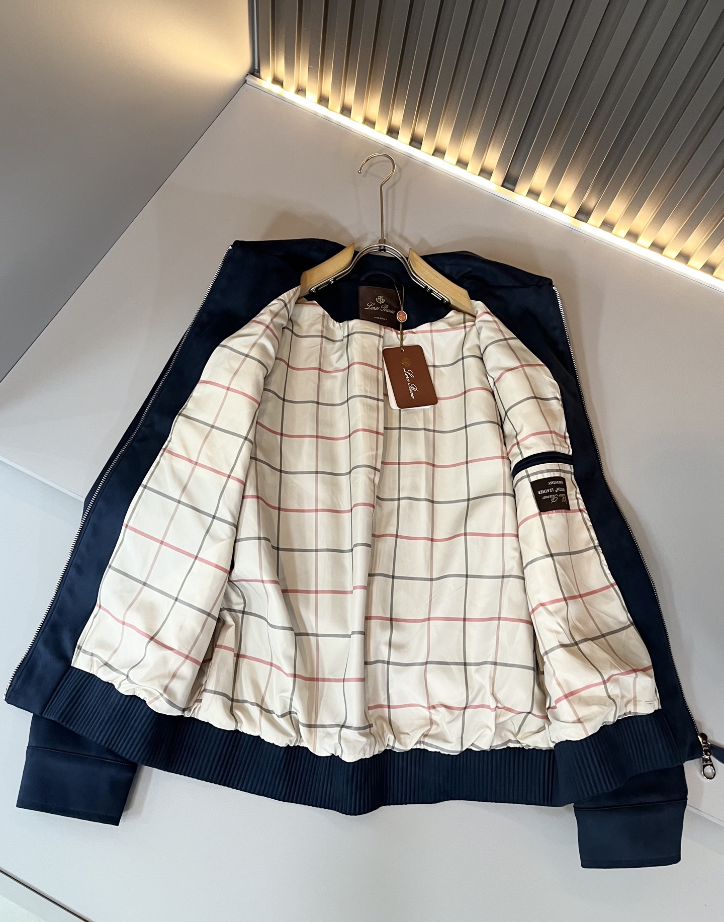 Loro Piana诺悠翩雅 2025秋冬新品男士休闲夹克外套，外贸公司订单！客供仿鹿绒材质，经典的专有