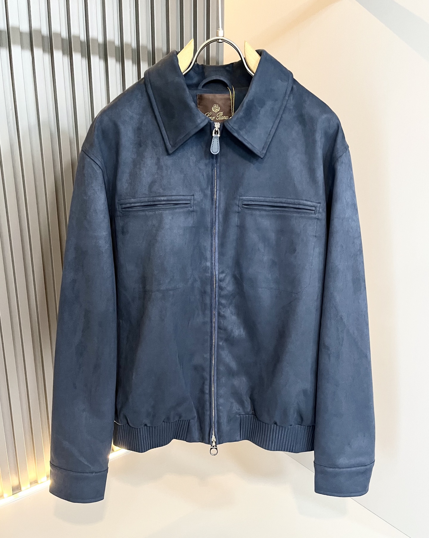 Loro Piana诺悠翩雅 2025秋冬新品男士休闲夹克外套，外贸公司订单！客供仿鹿绒材质，经典的专有