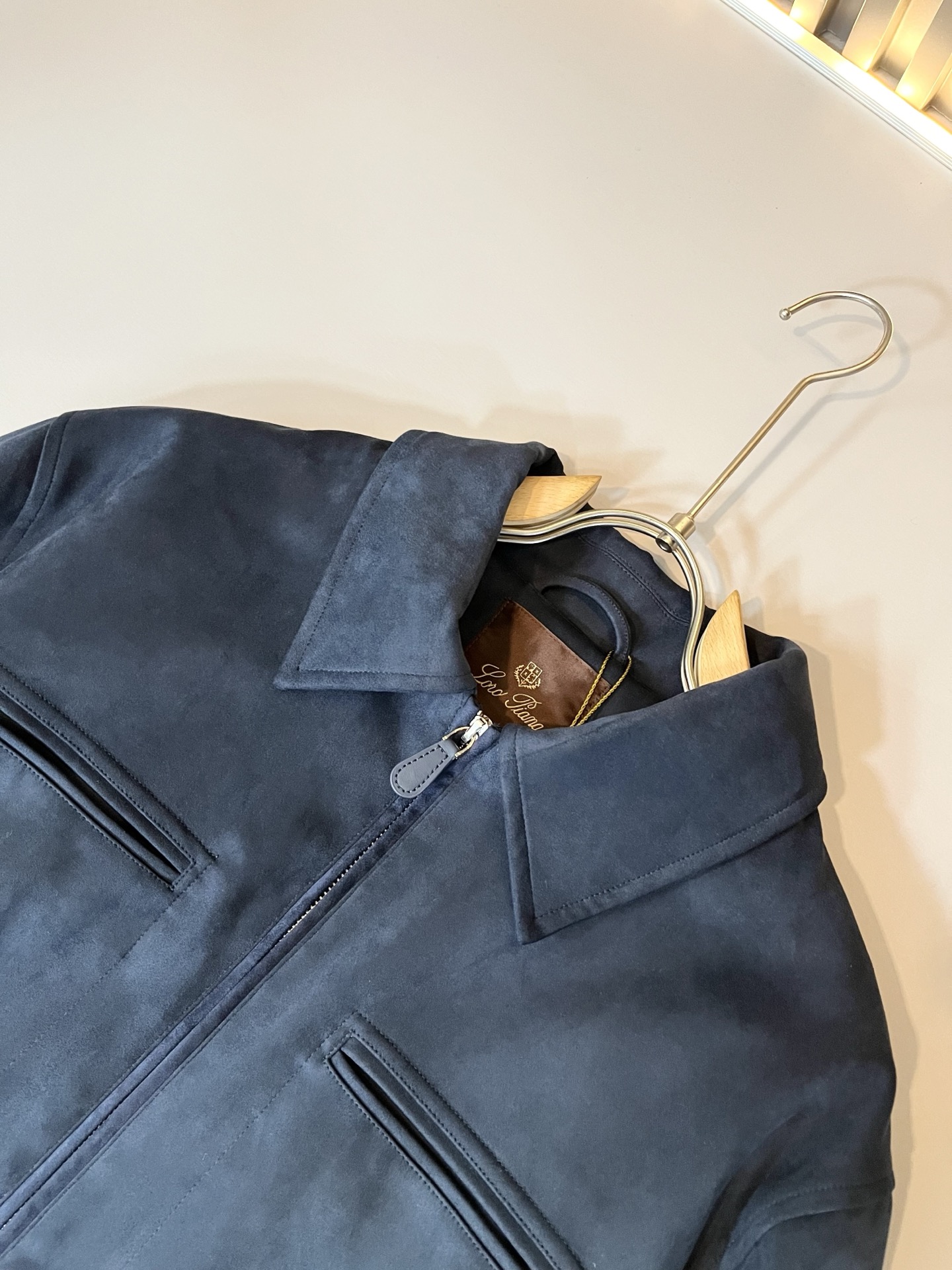 Loro Piana诺悠翩雅 2025秋冬新品男士休闲夹克外套，外贸公司订单！客供仿鹿绒材质，经典的专有