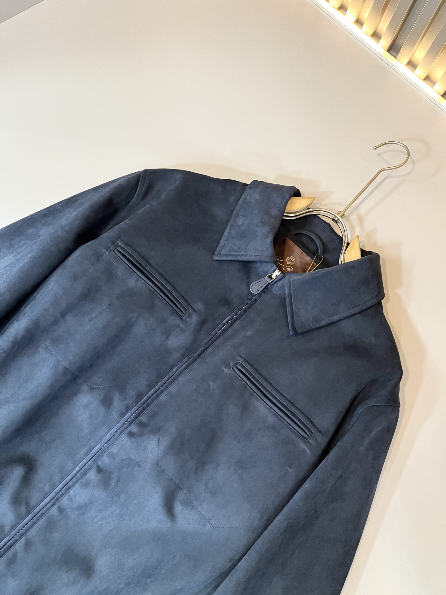 Loro Piana诺悠翩雅 2025秋冬新品男士休闲夹克外套，外贸公司订单！客供仿鹿绒材质，经典的专有