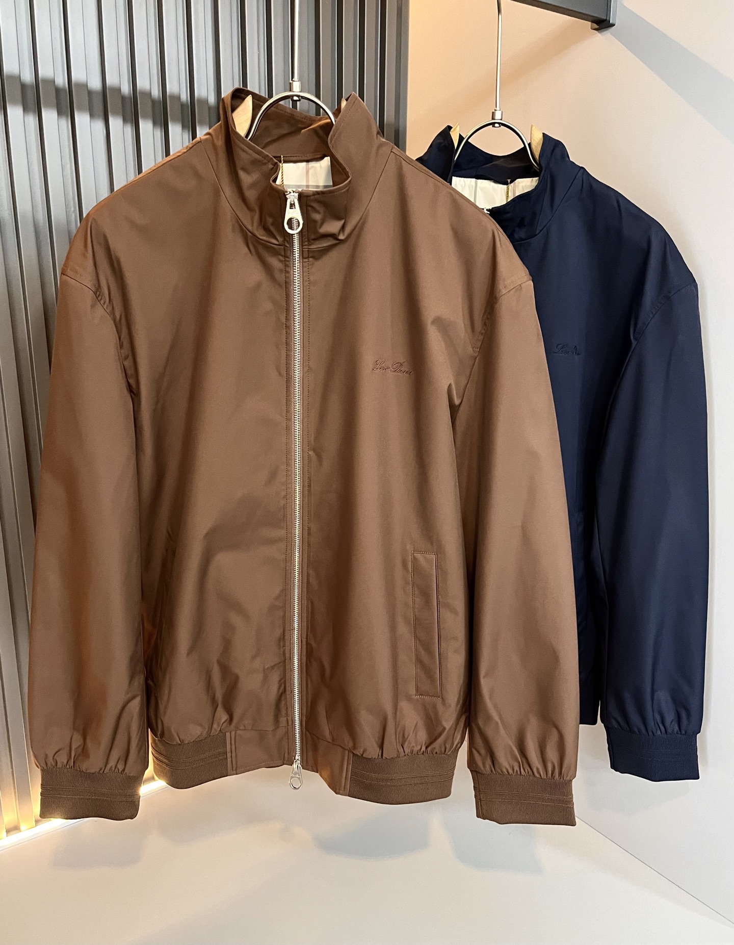 NO:516645,Loro Piana Nuoyou Pianya 2025 autumn and winter new men's casual jacket, foreign trade company order!  Customer-supplied polyester fiber material, chest embroidery logo pattern design!  One of the classic proprietary fabrics!  The texture is light, soft and delicate, but the shape is straight and stylish!  It adopts a multi-layer structure and has windproof performance. The pockets are decorated with details and are extremely luxurious... Perfectly interpreting high-quality quality. Customized original hardware is available for customers!  Size M-3XL, loro piana, jackets & coats, jackets & coats, alexander wang19860909Loro Piana诺悠翩雅 2025秋冬新品男士休闲夹克外套,外贸公司订单！客供聚酯纤维材质,胸前刺绣logo图案设计！经典的专有织物之一！ 质地轻盈、触感又柔软细腻、但型态又笔挺有型！ 采用多层结构、具备防风性能. 口袋饰有细节、奢华极致… 完美演绎高品质品相.客供定制原版五金！尺码M-3XL,,loro piana,jackets & coats,jackets & coats,alexander wang,Men's clothing