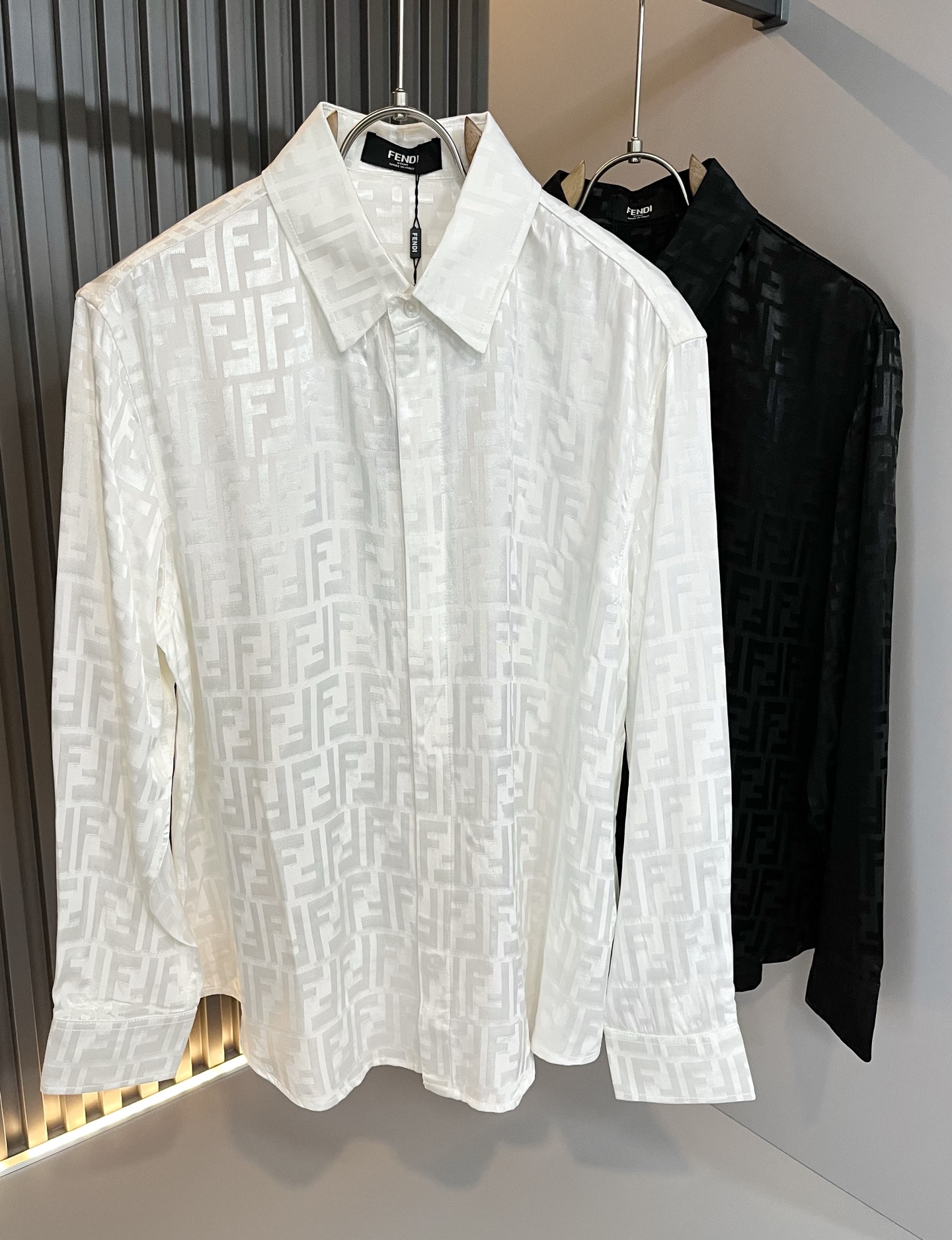 NO:516638,FEN*DI FEN*DI 2025 autumn new men's long-sleeved shirt, trendy light luxury new product debut, original single replica product, high-end quality, highest version in the market, Milan fashion designer model, sneak peek, exclusive on-site; panoramic letter logo pattern modification!  Customer-supplied original silk fabric!  The same style for men and women!  The upper body effect is excellent, and the comfortable and close body show your temperament!  S-XL, fendi, fendi, alexander wang19860909FEN*DI芬迪 2025秋季新款男士长袖衬衣,潮流轻奢新品登场 原单复刻产物 高端品质 市场最高版本 米兰时装设计师款 先睹为快,独家现货发售；全景字母logo图案修饰！客供原版丝绸面料！男女同款！上身效果超赞,舒适贴身彰显气质！码数S-XL,,fendi,fendi,alexander wang,Men's clothing