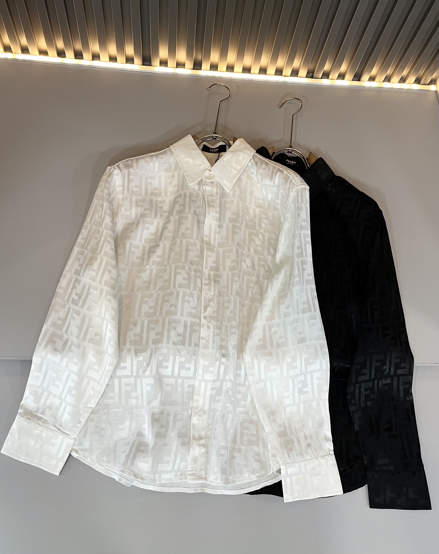 NO:523261,FEN*DI FEN*DI 2025 autumn new men's long-sleeved shirt, trendy light luxury new product debut, original single replica product, high-end quality, highest version in the market, Milan fashion designer model, sneak peek, exclusive on-site; panoramic letter logo pattern modification!  Customer-supplied original silk fabric!  The same style for men and women!  The upper body effect is excellent, and the comfortable and close body show your temperament!  S-XL, fendi, fendi, alexander wang19860909FEN*DI芬迪 2025秋季新款男士长袖衬衣,潮流轻奢新品登场 原单复刻产物 高端品质 市场最高版本 米兰时装设计师款 先睹为快,独家现货发售；全景字母logo图案修饰！客供原版丝绸面料！男女同款！上身效果超赞,舒适贴身彰显气质！码数S-XL,,fendi,fendi,alexander wang,Men's clothing