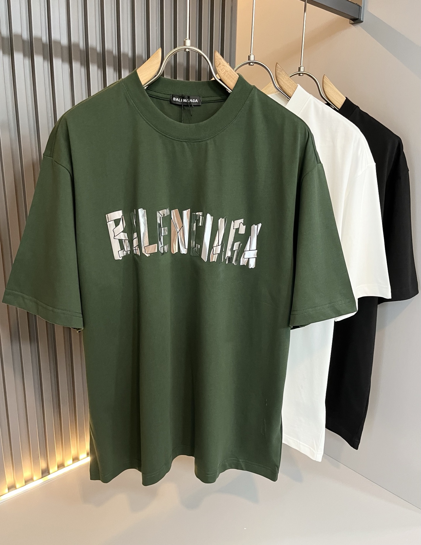 NO:516640,BALENCIA* Paris* Home 2025 Spring and Summer New Men and Women Couples Casual Loose Cotton Round Neck Short Sleeve T-shirt!  Trading companies have sparse channels and are released on the official website at the same time!  The latest series of spring and summer 2025, classic fashion design elements, injecting full vitality into the new series. This T-shirt is carefully selected for imported cotton fabrics. The fabric feels skin-friendly and soft and delicate, and the body logo print and glue design!  It has an extremely comfortable and breathable wearing experience. The whole item is very eye-catching and fashionable, and is deeply loved by young people today!  The loose round neck cut is a neutral style regardless of age and gender, suitable for matching all the styles and looks you need in your daily life!  It is recommended to wear couple outfits to go out on the street to make it more pleasing to the eye!  Size S-3XL, balenciaga, T-shirt,tees, t-shirt,alexander wang19860909BALENCIA*巴黎*家 2025春夏新款男女同情侣款休闲宽松棉质圆领短袖T恤衫！贸易公司渠道稀出,同步官网发售 ！ 2025春夏最新系列,经典时尚设计元素,为全新系列注入满满活力,这款T恤衫用心甄选客供进口棉面料制成,面料手感亲肤柔软细腻,衣身logo印花压胶设计！拥有着无比舒适透气性的穿着体验,整件单品极具吸睛度与时尚感,深受当下年轻人的喜爱！基础宽松的圆领版型裁剪,不分年龄与性别的中性款式,适合搭配你日常所需的所有风格与造型！建议搭配情侣装出街会更为养眼出色！尺码S-3XL,,balenciaga,T-shirt,tees，t-shirt,alexander wang,Men's clothing