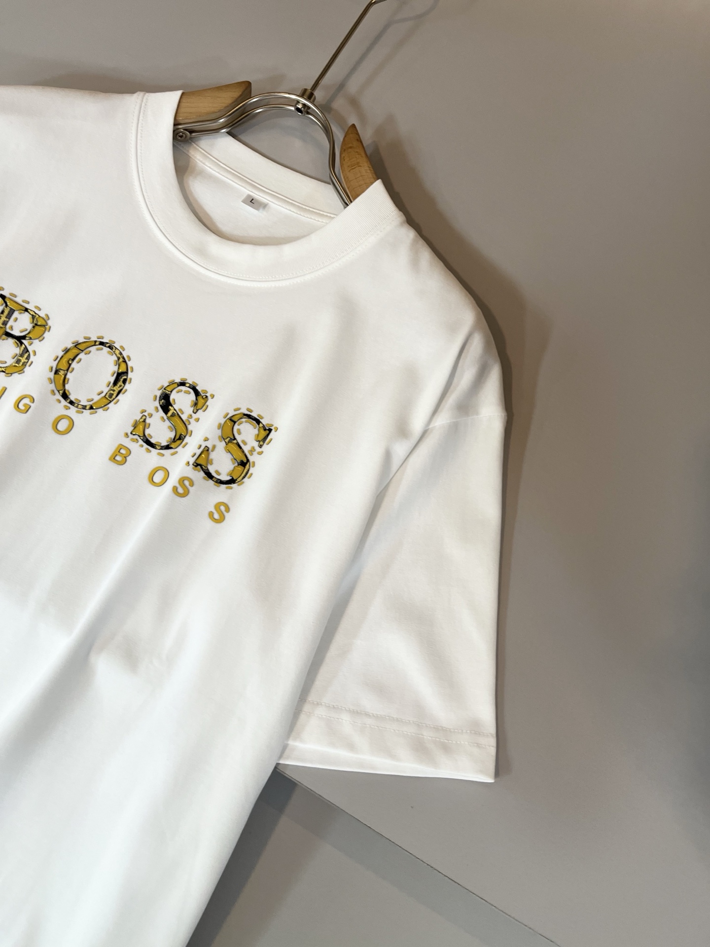 BOSS 2025春夏新款男女同款👫短袖T恤，意大利原厂订单渠道，极具个性高级风，标志logo图案压胶工