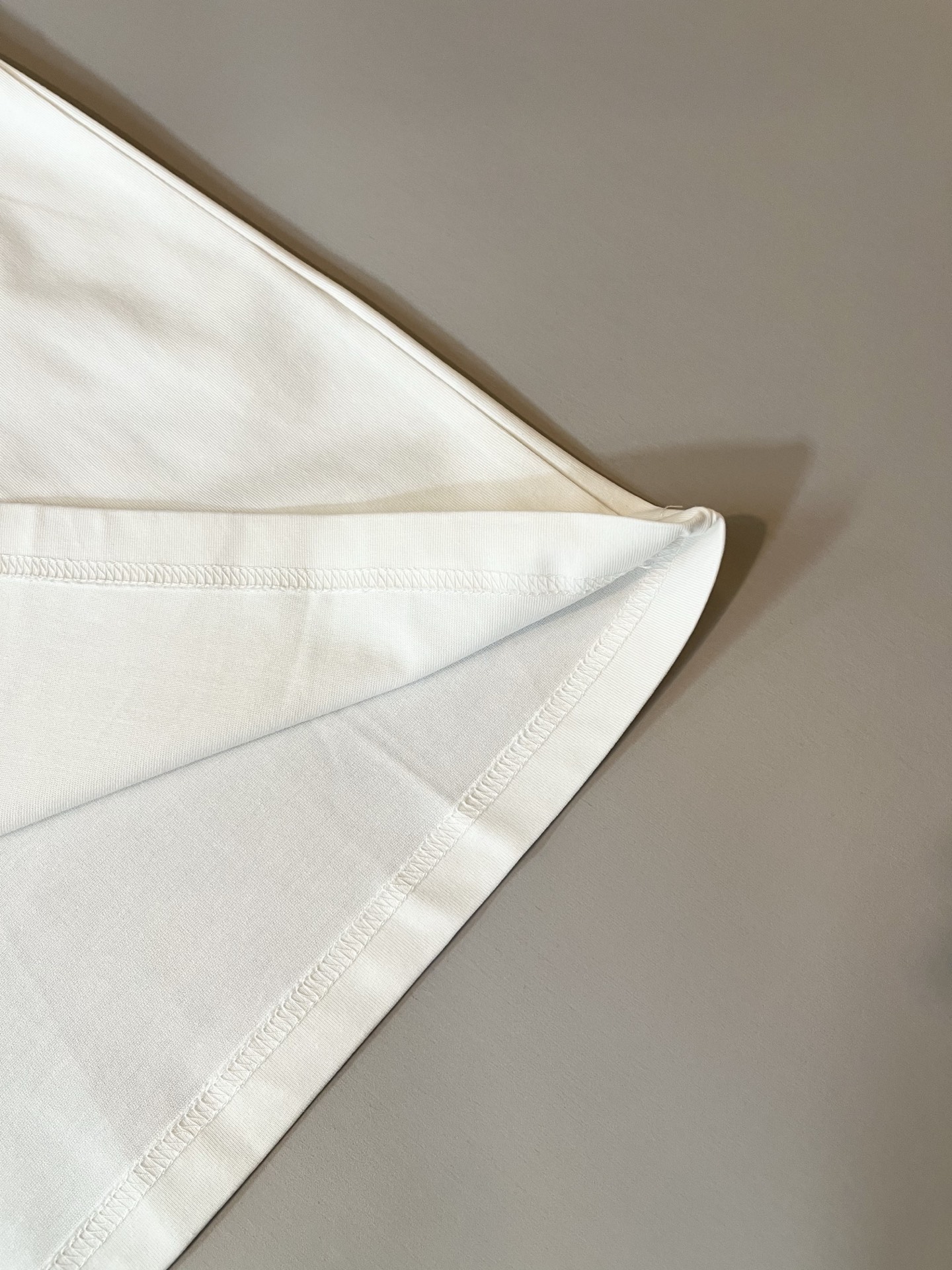 BOSS 2025春夏新款男女同款👫短袖T恤，意大利原厂订单渠道，极具个性高级风，标志logo图案压胶工