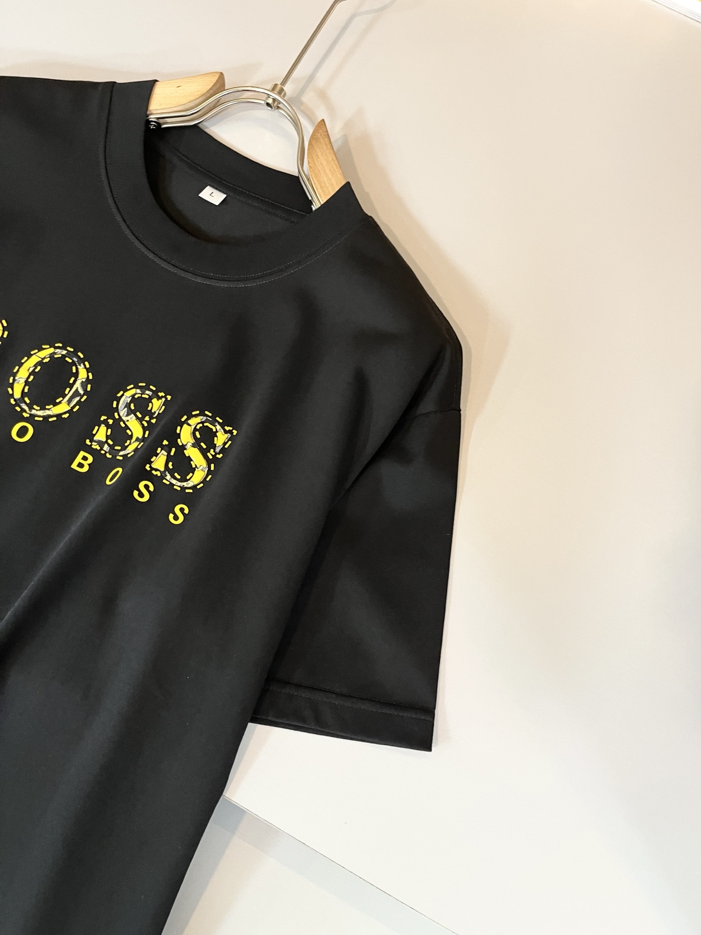 BOSS 2025春夏新款男女同款👫短袖T恤，意大利原厂订单渠道，极具个性高级风，标志logo图案压胶工