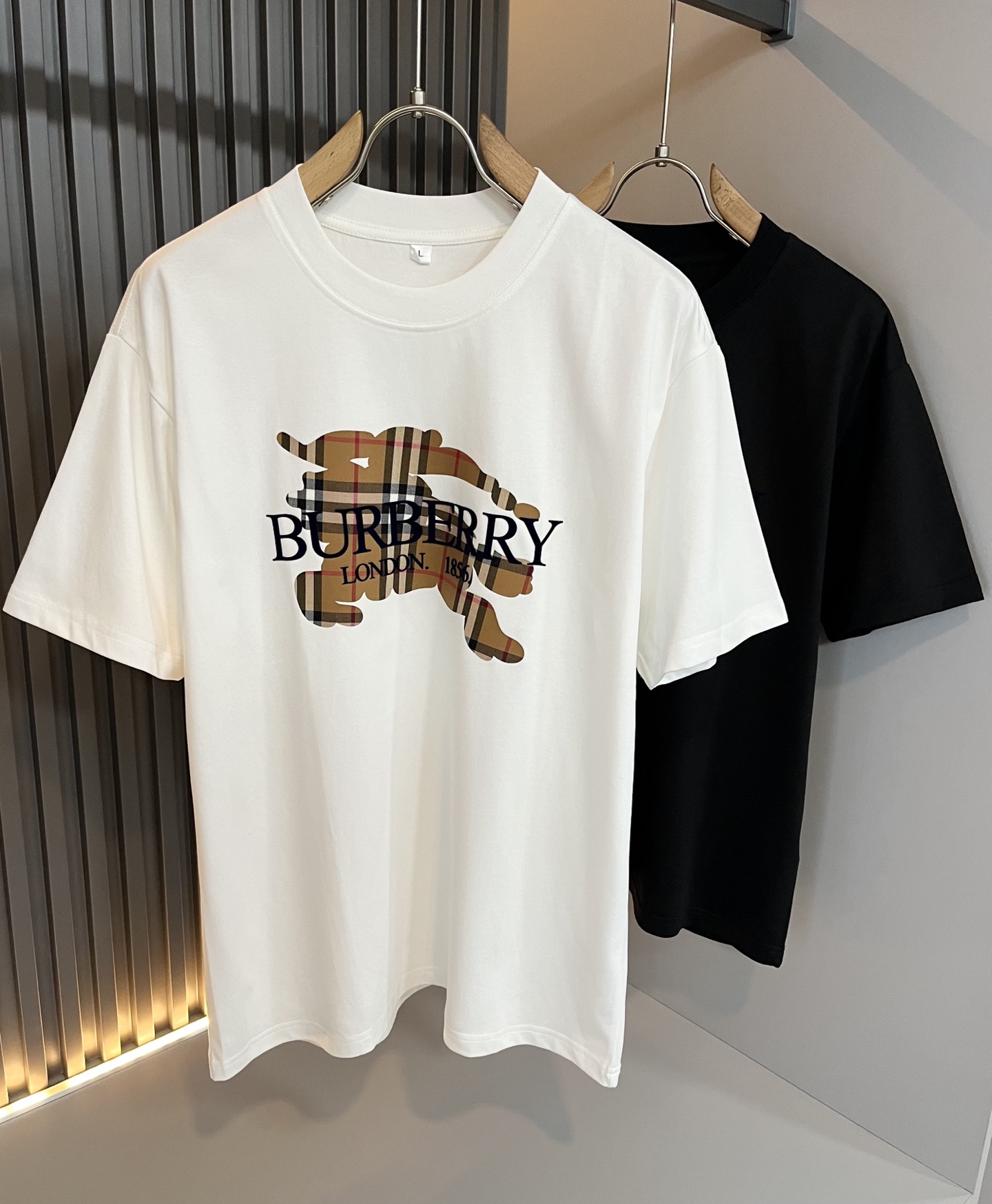 NO:518268,BURBER*Y Ba*li's new spring and summer 2025 short-sleeved T-shirt for men and women, is coming, and is made of a popular environmentally friendly pure cotton fabric recently. It is a high-end outdoor sports and leisure series, which is very popular in sports!  BUR's latest special material, logo pattern glue pressing design!  Fabric is also called memory cloth, which refers to fabrics with morphological memory functions. It instantly kills all versions on the market. It can only be said that it is not a level at all. Whether it is material, detail restoration and craftsmanship, you are not afraid of any challenges. Just to contribute wonderful products to everyone. As always, it is consistent. A style that implements the core concept of BUR will be closely tied to fashion, always maintaining perfection, a simple but not simple design style that perfectly meets the outfit you need in daily life. Size: M-4XL, burberry, T-shirt, tees, t-shirt, alexander wang19860909BURBER*Y巴*莉2025春夏新品男女同款短袖T恤,重磅来袭,最近比较火热的环保纯棉面料制作而成,高端户外运动休闲系列,非常火热运动风潮！BUR最新研发的特殊材质,标志logo图案压胶设计！面料也叫记忆布,是指具有形态记忆功能的面料,秒杀市面上一切版本,只能说根本就不是一个级别的存在,不管是材质还是细节还原度以及工艺制作方面,不惧任何挑战,只为给大家奉献绝妙产物一如既往,始终如一,贯彻了BUR核心理念的一个款式将与时尚紧紧的捆绑在一起,时刻保持完美,简约而不简单的的设计风格,完美的满足了你日常所需要的穿搭.尺码:M-4XL,,burberry,T-shirt,tees，t-shirt,alexander wang,Men's clothing