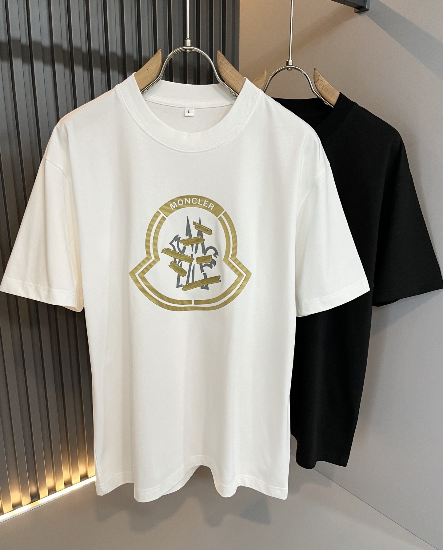 Moncler蒙家 2025春夏男女同款👫情侣款最新的贸易订单短袖T恤，全品相！！网红款！采用logo图