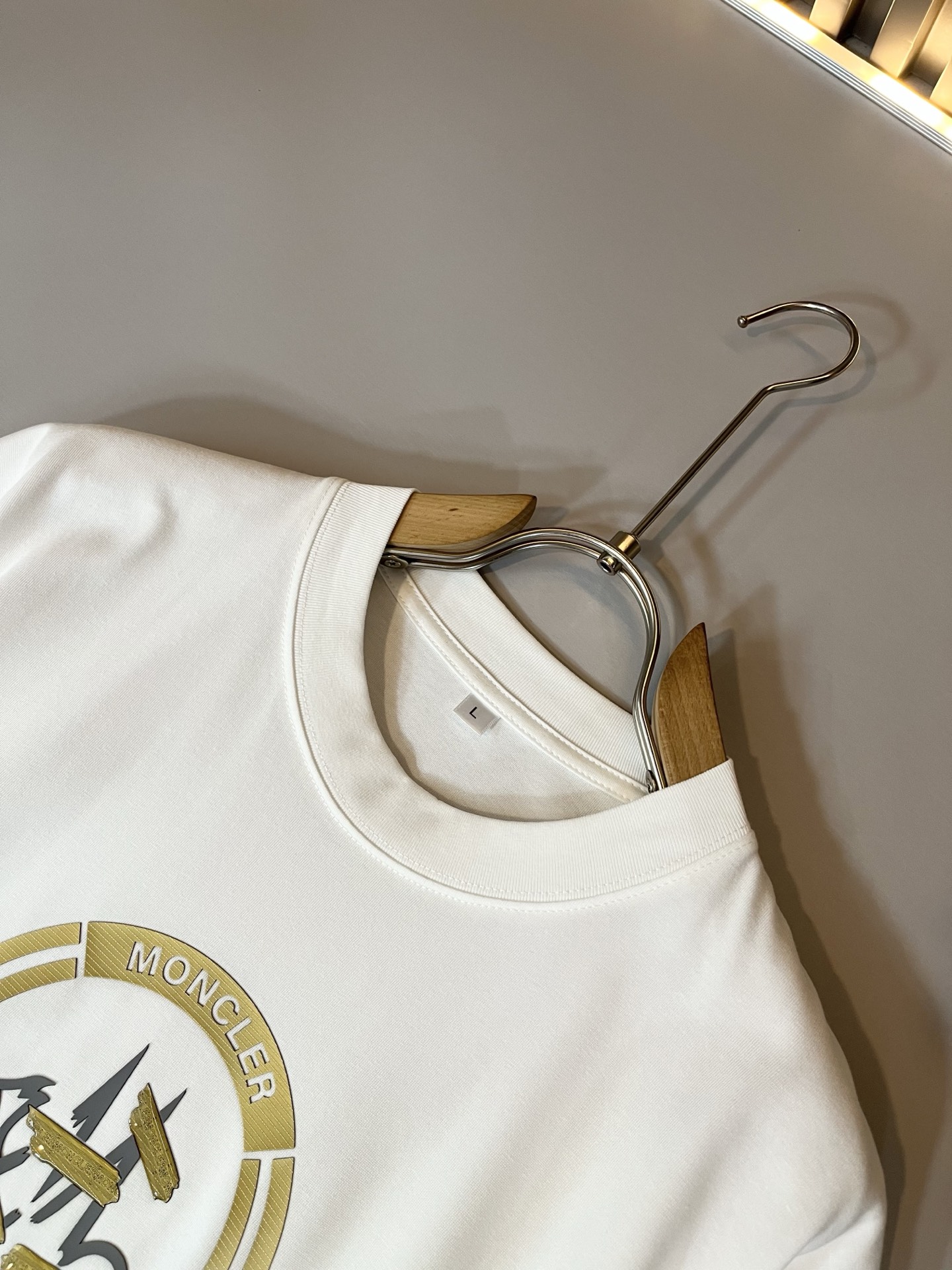 Moncler蒙家 2025春夏男女同款👫情侣款最新的贸易订单短袖T恤，全品相！！网红款！采用logo图