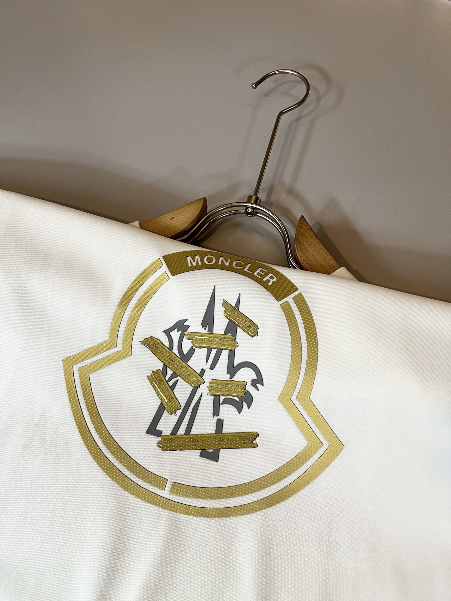 Moncler蒙家 2025春夏男女同款👫情侣款最新的贸易订单短袖T恤，全品相！！网红款！采用logo图