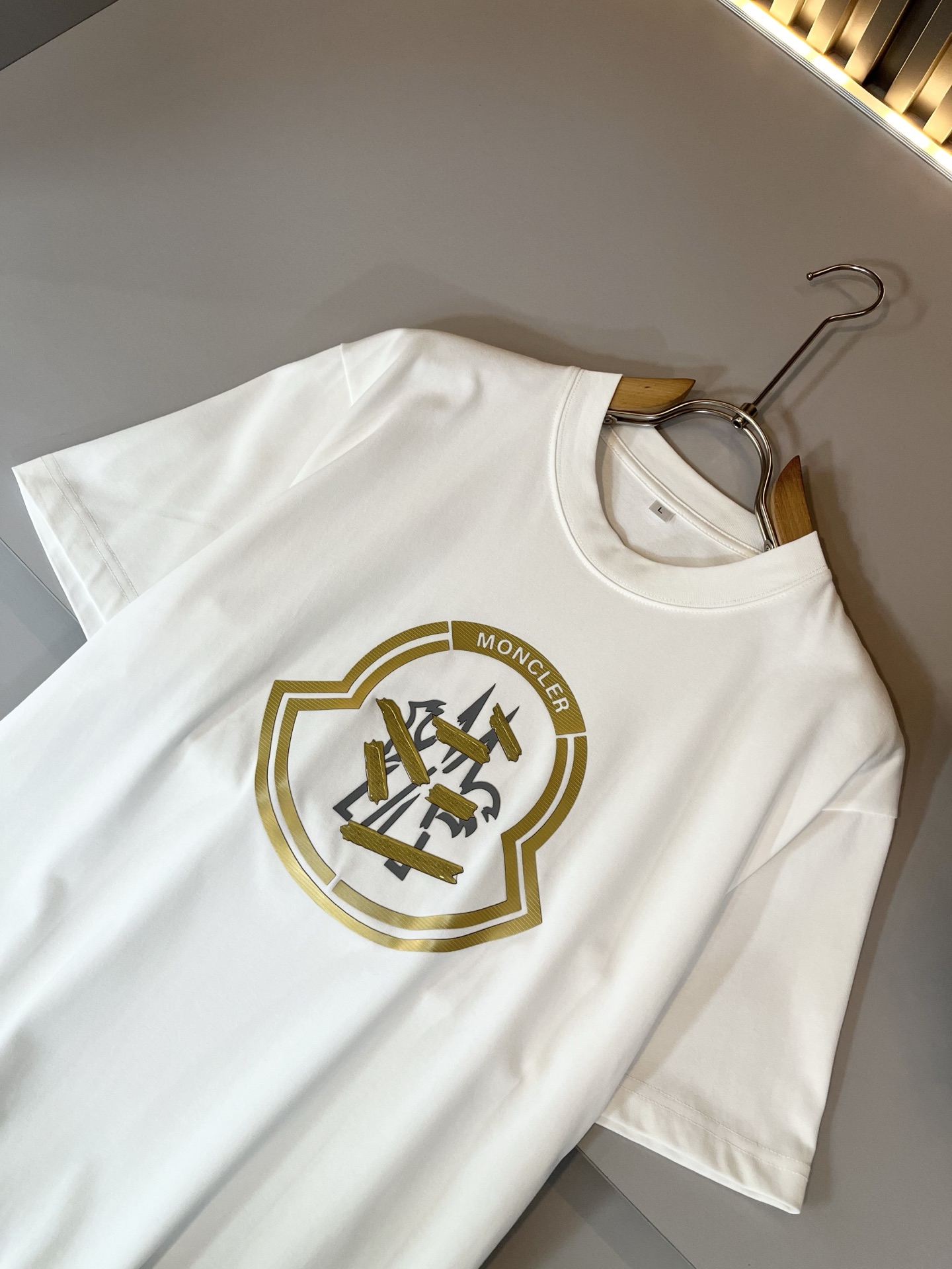 Moncler蒙家 2025春夏男女同款👫情侣款最新的贸易订单短袖T恤，全品相！！网红款！采用logo图