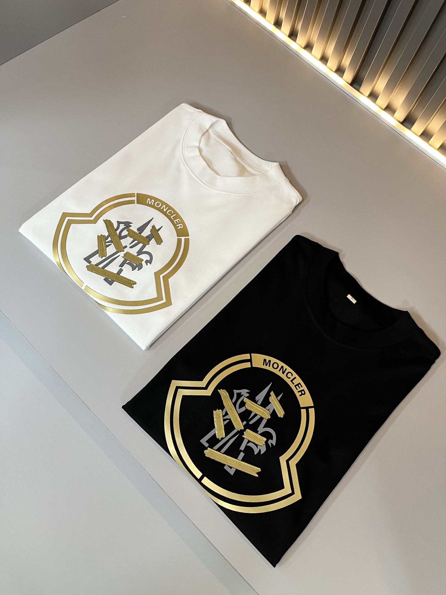 Moncler蒙家 2025春夏男女同款👫情侣款最新的贸易订单短袖T恤，全品相！！网红款！采用logo图