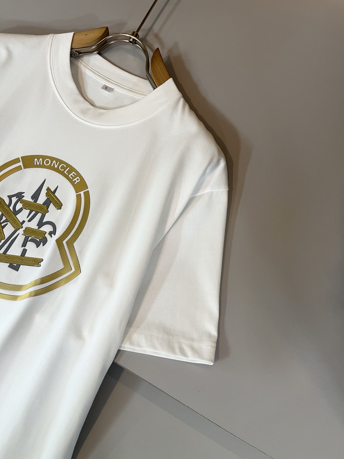 Moncler蒙家 2025春夏男女同款👫情侣款最新的贸易订单短袖T恤，全品相！！网红款！采用logo图