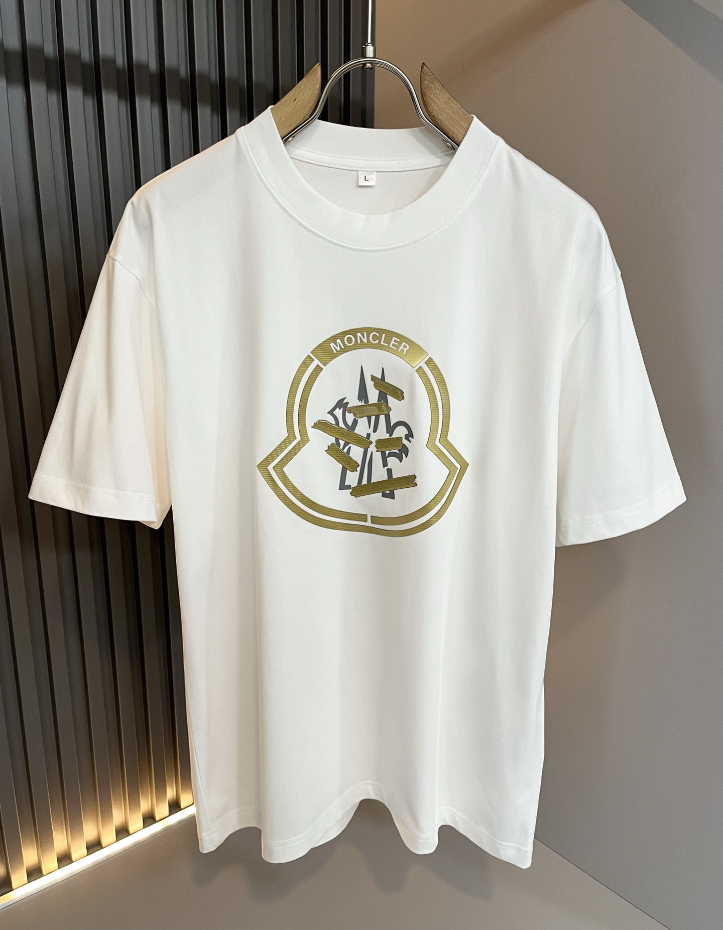 Moncler蒙家 2025春夏男女同款👫情侣款最新的贸易订单短袖T恤，全品相！！网红款！采用logo图