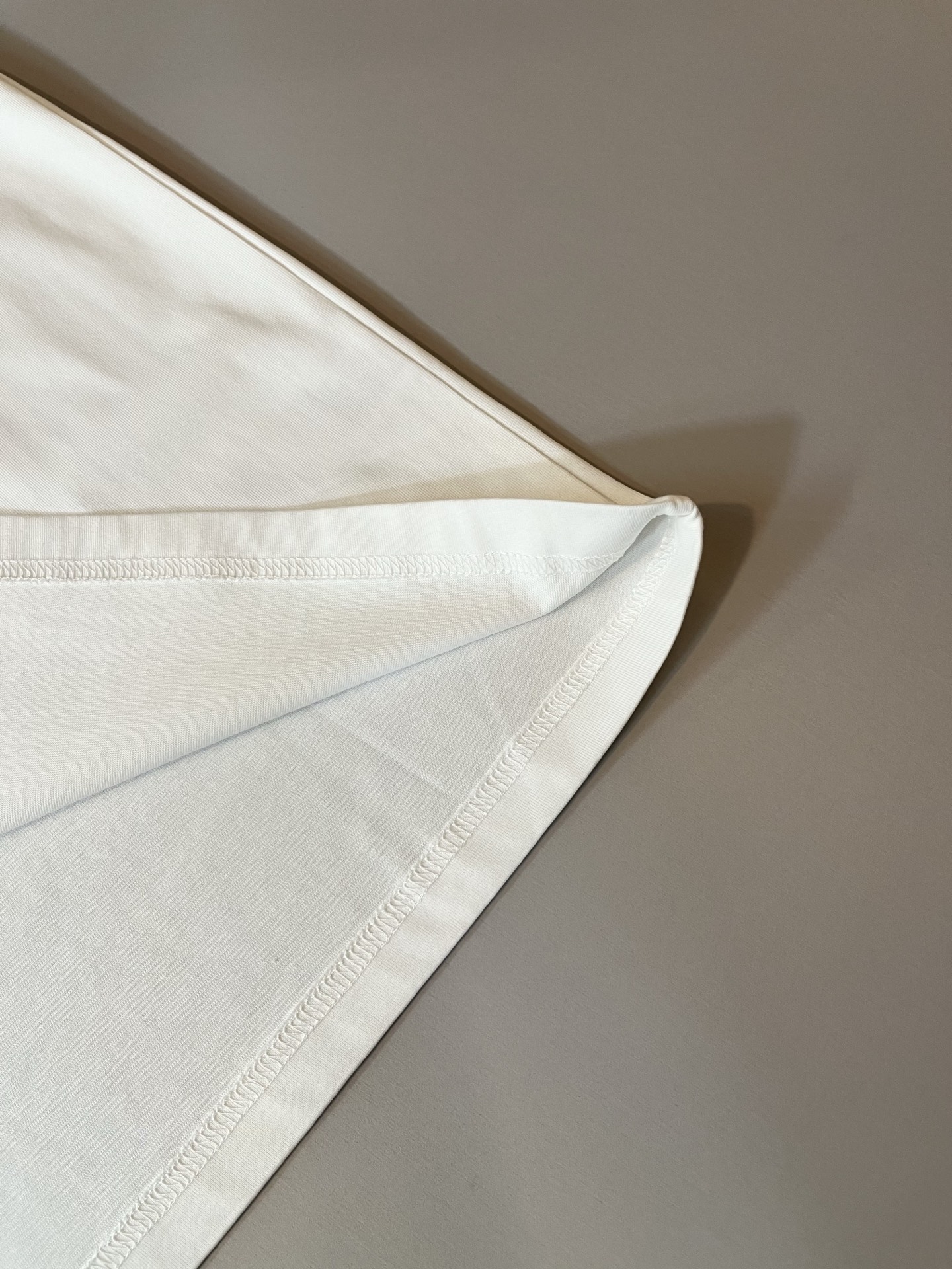 Moncler蒙家 2025春夏男女同款👫情侣款最新的贸易订单短袖T恤，全品相！！网红款！采用logo图