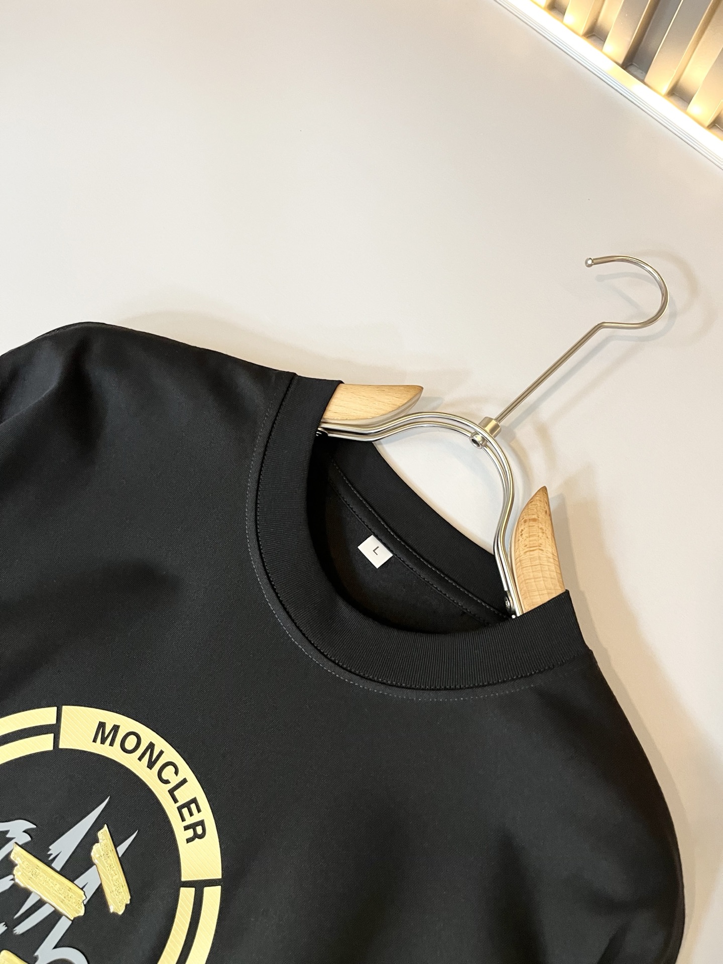 Moncler蒙家 2025春夏男女同款👫情侣款最新的贸易订单短袖T恤，全品相！！网红款！采用logo图