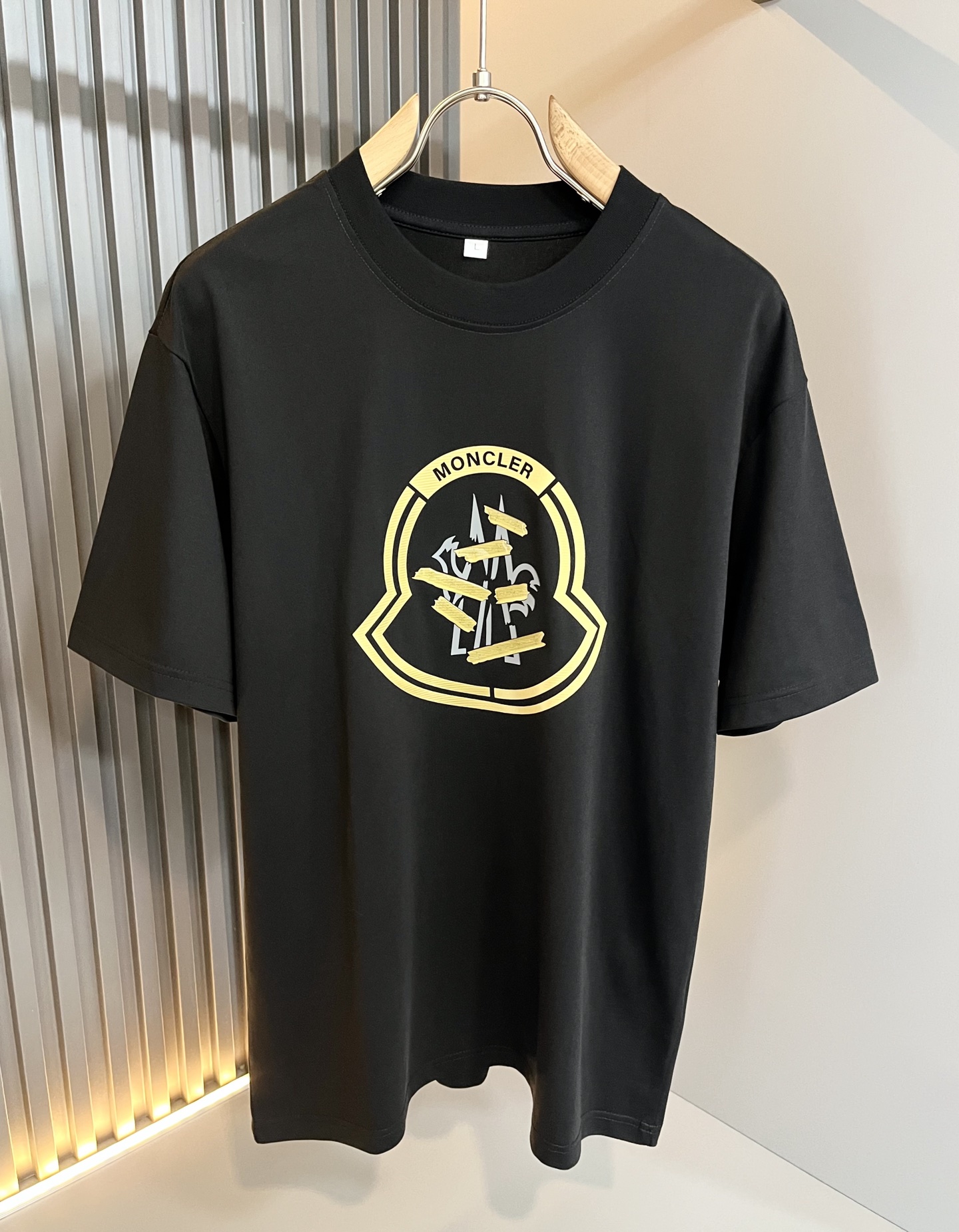 Moncler蒙家 2025春夏男女同款👫情侣款最新的贸易订单短袖T恤，全品相！！网红款！采用logo图