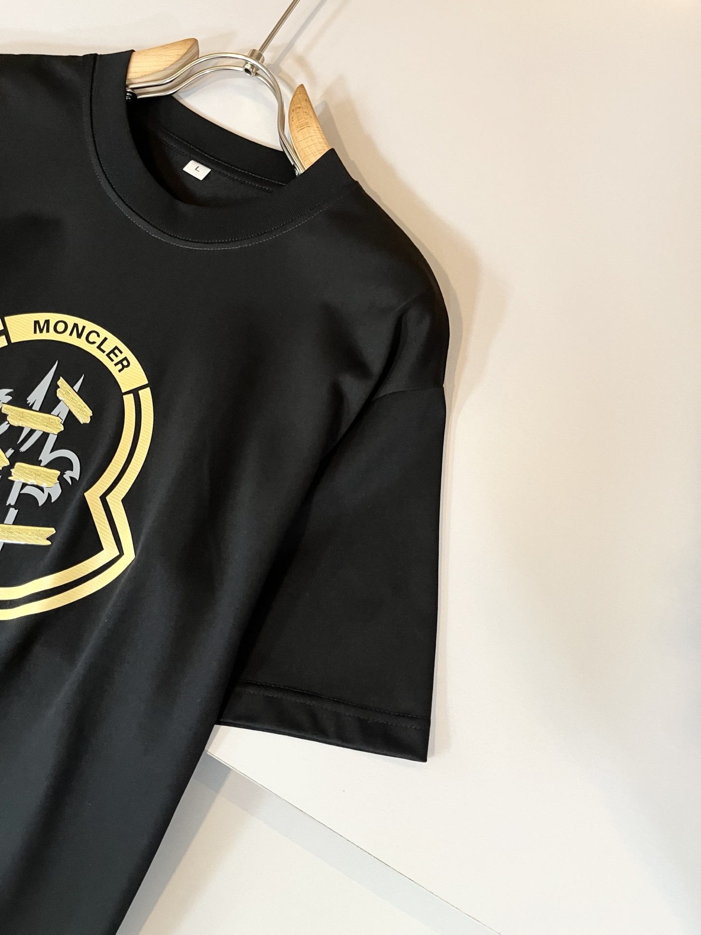 Moncler蒙家 2025春夏男女同款👫情侣款最新的贸易订单短袖T恤，全品相！！网红款！采用logo图