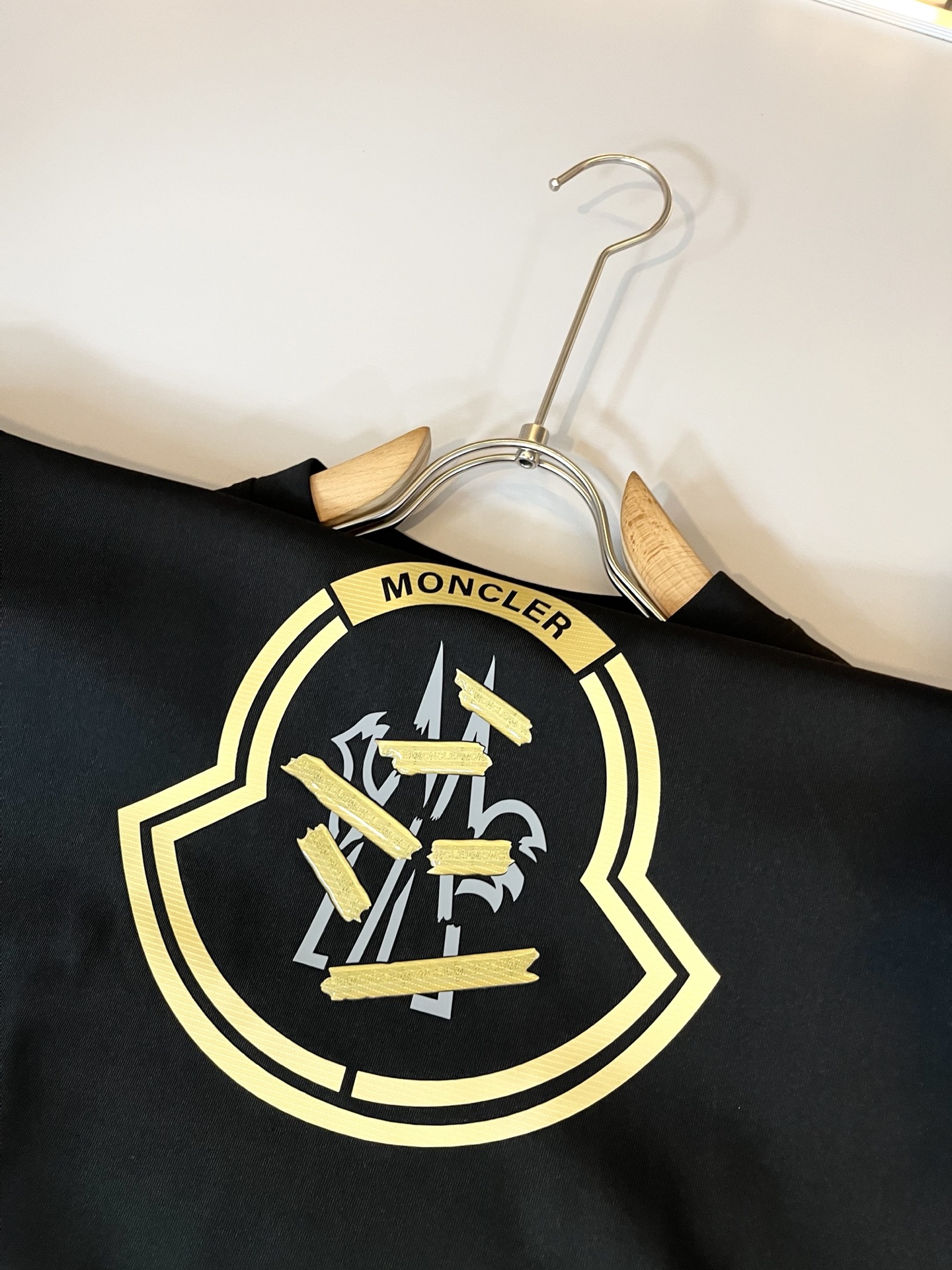 Moncler蒙家 2025春夏男女同款👫情侣款最新的贸易订单短袖T恤，全品相！！网红款！采用logo图