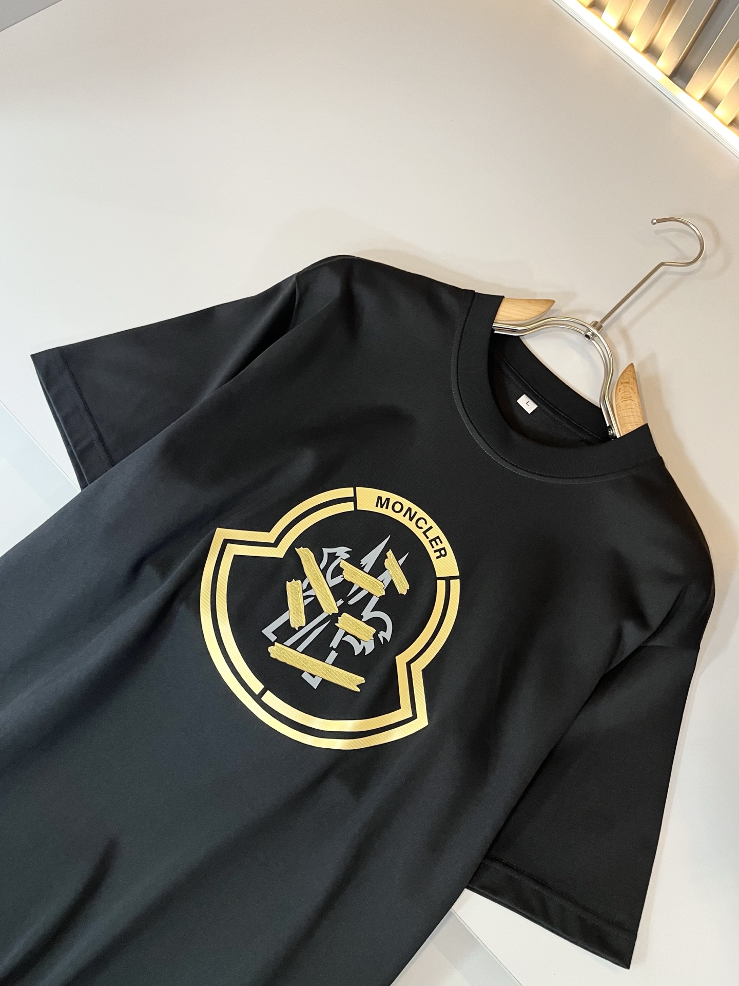 Moncler蒙家 2025春夏男女同款👫情侣款最新的贸易订单短袖T恤，全品相！！网红款！采用logo图